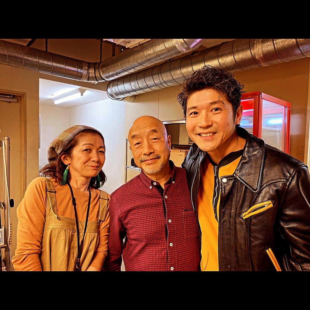 MONKYさんのインスタグラム写真 - (MONKYInstagram)「昨夜はTHE たこさん＠渋谷クアトロへ！  30周年ツアーセミファイナルということで、仕上がりまくった、たこさんのステージは圧巻でした！  ファンクだけじゃなくて、歌物もたっぷりあって、バンドらしさ全開で、そこにジワッと感動してました。  活動休止を発表した、たこさん。  あとは大阪のツアーファイナルを残すのみ。  活動休止は寂しいけど、新たな展開を期待してます！  また何か一緒に演りましよぅ！！  そしてゲストで来ていた烏賊様ホーンズのお二人様とパチリ。 梅津さんは多忙な中でも元気そうで、会えて嬉しかったです。  会場でも色んな久しぶりな人に会えて楽しい夜でした。  大阪のファイナル観たいなぁ！！  行ける人はお見逃しなくっ！！  @the_tacosan_fanclub」12月12日 18時41分 - ____monky____