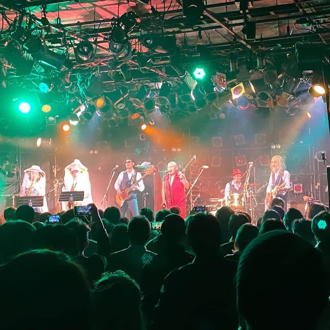 MONKYさんのインスタグラム写真 - (MONKYInstagram)「昨夜はTHE たこさん＠渋谷クアトロへ！  30周年ツアーセミファイナルということで、仕上がりまくった、たこさんのステージは圧巻でした！  ファンクだけじゃなくて、歌物もたっぷりあって、バンドらしさ全開で、そこにジワッと感動してました。  活動休止を発表した、たこさん。  あとは大阪のツアーファイナルを残すのみ。  活動休止は寂しいけど、新たな展開を期待してます！  また何か一緒に演りましよぅ！！  そしてゲストで来ていた烏賊様ホーンズのお二人様とパチリ。 梅津さんは多忙な中でも元気そうで、会えて嬉しかったです。  会場でも色んな久しぶりな人に会えて楽しい夜でした。  大阪のファイナル観たいなぁ！！  行ける人はお見逃しなくっ！！  @the_tacosan_fanclub」12月12日 18時41分 - ____monky____