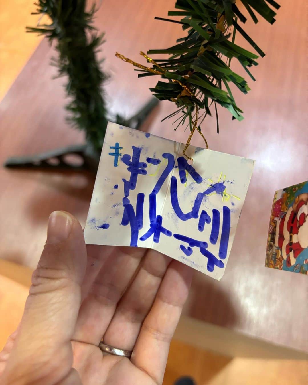桜 稲垣早希さんのインスタグラム写真 - (桜 稲垣早希Instagram)「タイは毎日暑くても街中クリスマスムード全開なので我が家もツリーを購入して飾りつけしました😊🇹🇭🌲  タイのネットショッピングで150cmのツリーが700bth（約2800円）でお手頃でしたが、すごい数の装飾や電飾も付いて十分立派でした☺️🙌  トニーは最近ハマり中のキングオージャーのおもちゃをサンタさんにお願いしたいそうなので、文字を教えてあげて手紙を書きました。  サンタさんどうぞ難解読お願いします🙏  ツリーは家の1番目立つところに置いてしばらくクリスマスを楽しみます😄  #桜稲垣早希 #りおなり #タイ移住 #3歳男の子育児 #海外子育てさ #タイ #バンコク #りおなり夫婦のビログ旅 #クリスマスツリー #タイのクリスマス #キングオージャー」12月12日 18時49分 - sakura_inagaki_saki