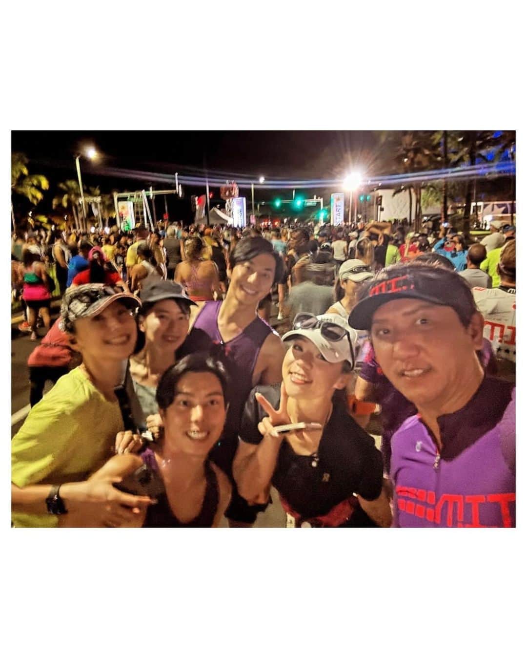 高田汐美さんのインスタグラム写真 - (高田汐美Instagram)「Honolulu marathon 2023❤️  参加された方々お疲れ様でした✨  またこのメンバーで2度目の参加ができました🔥 走り終わりの写真に真也がいないのはご想像にお任せします🤷🏼‍♂️  去年痛めた膝が途中で終わりを迎え.... 目標だった4時間半は切れなかったけど去年よりタイムを縮められた4:48だったので良しです🔥  暑かったし去年より断然ツラくて(去年なぜあんなに余裕だったのか謎......) もう絶対出ないと走ってる最中決めたはずなのに.... 来年の目標がもう立っております🫵🏻  #打倒周栄さん　#打倒マイケルさん  こうやって楽しくできるのはみんなのおかげです🙏 引き続き楽しく生きさせて頂きます❤️  今年も @on.japan   #ホノルルマラソン　#honolulumarathon  #honolulu #marathon #hawaii #ハワイ　#ホノルル　#l4l #instagood #instalove」12月12日 18時44分 - shiominniee