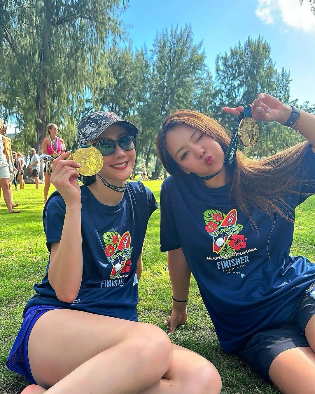 高田汐美さんのインスタグラム写真 - (高田汐美Instagram)「Honolulu marathon 2023❤️  参加された方々お疲れ様でした✨  またこのメンバーで2度目の参加ができました🔥 走り終わりの写真に真也がいないのはご想像にお任せします🤷🏼‍♂️  去年痛めた膝が途中で終わりを迎え.... 目標だった4時間半は切れなかったけど去年よりタイムを縮められた4:48だったので良しです🔥  暑かったし去年より断然ツラくて(去年なぜあんなに余裕だったのか謎......) もう絶対出ないと走ってる最中決めたはずなのに.... 来年の目標がもう立っております🫵🏻  #打倒周栄さん　#打倒マイケルさん  こうやって楽しくできるのはみんなのおかげです🙏 引き続き楽しく生きさせて頂きます❤️  今年も @on.japan   #ホノルルマラソン　#honolulumarathon  #honolulu #marathon #hawaii #ハワイ　#ホノルル　#l4l #instagood #instalove」12月12日 18時44分 - shiominniee