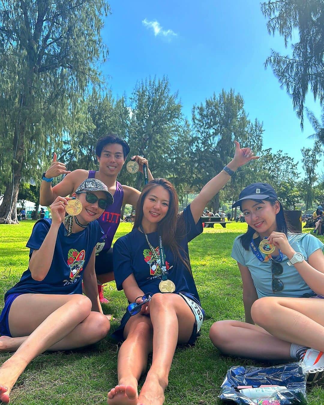 高田汐美さんのインスタグラム写真 - (高田汐美Instagram)「Honolulu marathon 2023❤️  参加された方々お疲れ様でした✨  またこのメンバーで2度目の参加ができました🔥 走り終わりの写真に真也がいないのはご想像にお任せします🤷🏼‍♂️  去年痛めた膝が途中で終わりを迎え.... 目標だった4時間半は切れなかったけど去年よりタイムを縮められた4:48だったので良しです🔥  暑かったし去年より断然ツラくて(去年なぜあんなに余裕だったのか謎......) もう絶対出ないと走ってる最中決めたはずなのに.... 来年の目標がもう立っております🫵🏻  #打倒周栄さん　#打倒マイケルさん  こうやって楽しくできるのはみんなのおかげです🙏 引き続き楽しく生きさせて頂きます❤️  今年も @on.japan   #ホノルルマラソン　#honolulumarathon  #honolulu #marathon #hawaii #ハワイ　#ホノルル　#l4l #instagood #instalove」12月12日 18時44分 - shiominniee