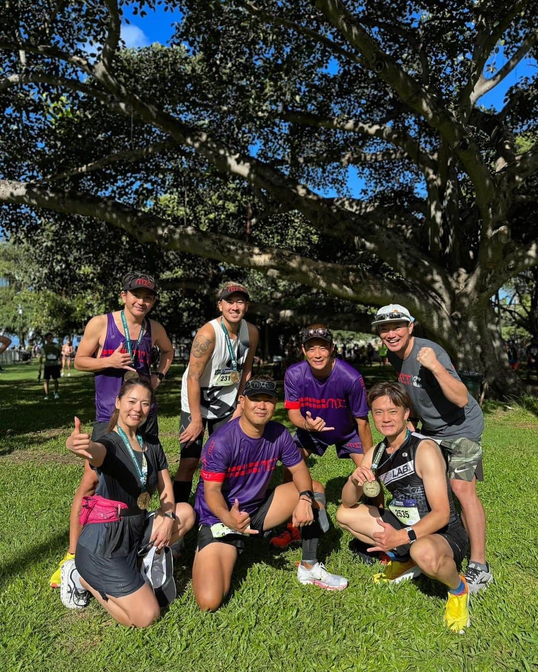 高田汐美さんのインスタグラム写真 - (高田汐美Instagram)「Honolulu marathon 2023❤️  参加された方々お疲れ様でした✨  またこのメンバーで2度目の参加ができました🔥 走り終わりの写真に真也がいないのはご想像にお任せします🤷🏼‍♂️  去年痛めた膝が途中で終わりを迎え.... 目標だった4時間半は切れなかったけど去年よりタイムを縮められた4:48だったので良しです🔥  暑かったし去年より断然ツラくて(去年なぜあんなに余裕だったのか謎......) もう絶対出ないと走ってる最中決めたはずなのに.... 来年の目標がもう立っております🫵🏻  #打倒周栄さん　#打倒マイケルさん  こうやって楽しくできるのはみんなのおかげです🙏 引き続き楽しく生きさせて頂きます❤️  今年も @on.japan   #ホノルルマラソン　#honolulumarathon  #honolulu #marathon #hawaii #ハワイ　#ホノルル　#l4l #instagood #instalove」12月12日 18時44分 - shiominniee