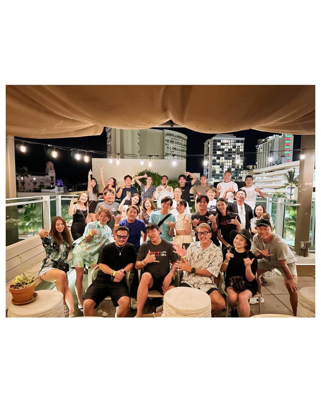 高田汐美さんのインスタグラム写真 - (高田汐美Instagram)「Honolulu marathon 2023❤️  参加された方々お疲れ様でした✨  またこのメンバーで2度目の参加ができました🔥 走り終わりの写真に真也がいないのはご想像にお任せします🤷🏼‍♂️  去年痛めた膝が途中で終わりを迎え.... 目標だった4時間半は切れなかったけど去年よりタイムを縮められた4:48だったので良しです🔥  暑かったし去年より断然ツラくて(去年なぜあんなに余裕だったのか謎......) もう絶対出ないと走ってる最中決めたはずなのに.... 来年の目標がもう立っております🫵🏻  #打倒周栄さん　#打倒マイケルさん  こうやって楽しくできるのはみんなのおかげです🙏 引き続き楽しく生きさせて頂きます❤️  今年も @on.japan   #ホノルルマラソン　#honolulumarathon  #honolulu #marathon #hawaii #ハワイ　#ホノルル　#l4l #instagood #instalove」12月12日 18時44分 - shiominniee