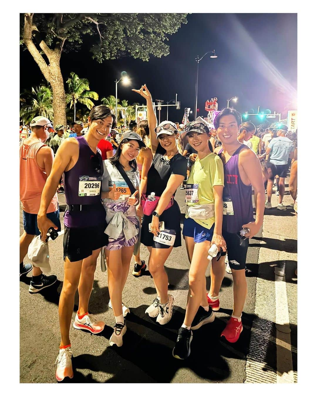 高田汐美のインスタグラム：「Honolulu marathon 2023❤️  参加された方々お疲れ様でした✨  またこのメンバーで2度目の参加ができました🔥 走り終わりの写真に真也がいないのはご想像にお任せします🤷🏼‍♂️  去年痛めた膝が途中で終わりを迎え.... 目標だった4時間半は切れなかったけど去年よりタイムを縮められた4:48だったので良しです🔥  暑かったし去年より断然ツラくて(去年なぜあんなに余裕だったのか謎......) もう絶対出ないと走ってる最中決めたはずなのに.... 来年の目標がもう立っております🫵🏻  #打倒周栄さん　#打倒マイケルさん  こうやって楽しくできるのはみんなのおかげです🙏 引き続き楽しく生きさせて頂きます❤️  今年も @on.japan   #ホノルルマラソン　#honolulumarathon  #honolulu #marathon #hawaii #ハワイ　#ホノルル　#l4l #instagood #instalove」