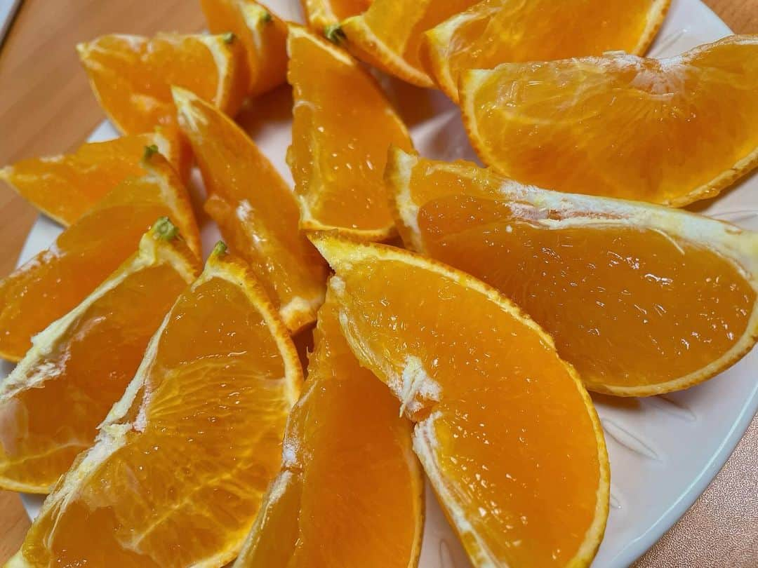 矢端名結さんのインスタグラム写真 - (矢端名結Instagram)「愛媛県今治市の『紅まどんな』🍊 初めて愛媛で食べた時はゼリーのような食感とその美味しさに衝撃を受けました🥹 レモンのように包丁で切って食べるのが1番美味しいよと元同僚に教えてもらいました^ ^ 今年も食べたくなり、お取り寄せ！  #愛媛 #紅まどんな #今治市 #お取り寄せ #お取り寄せグルメ #高級フルーツ」12月12日 18時45分 - miyu_yabata