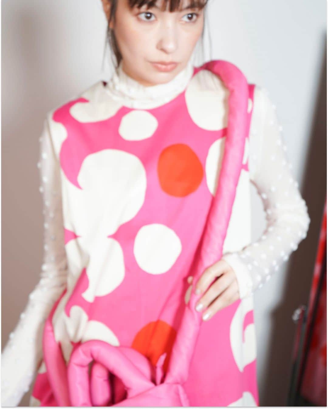 Marimekko Japanさんのインスタグラム写真 - (Marimekko JapanInstagram)「太田莉菜さんがご着用くださったマリメッコのパーティルック。レトロな雰囲気のドレスにモダンな印象のパフィーバッグを合わせたスタイリングはホリデーシーンに映えるポジティブなムードでいっぱいです。  @whoisrinaohta #marimekko #marimekkofw23 #マリメッコ #マリメッコ愛 #北欧デザイン #フィンランド #フィンランドデザイン」12月12日 18時46分 - marimekkojapan