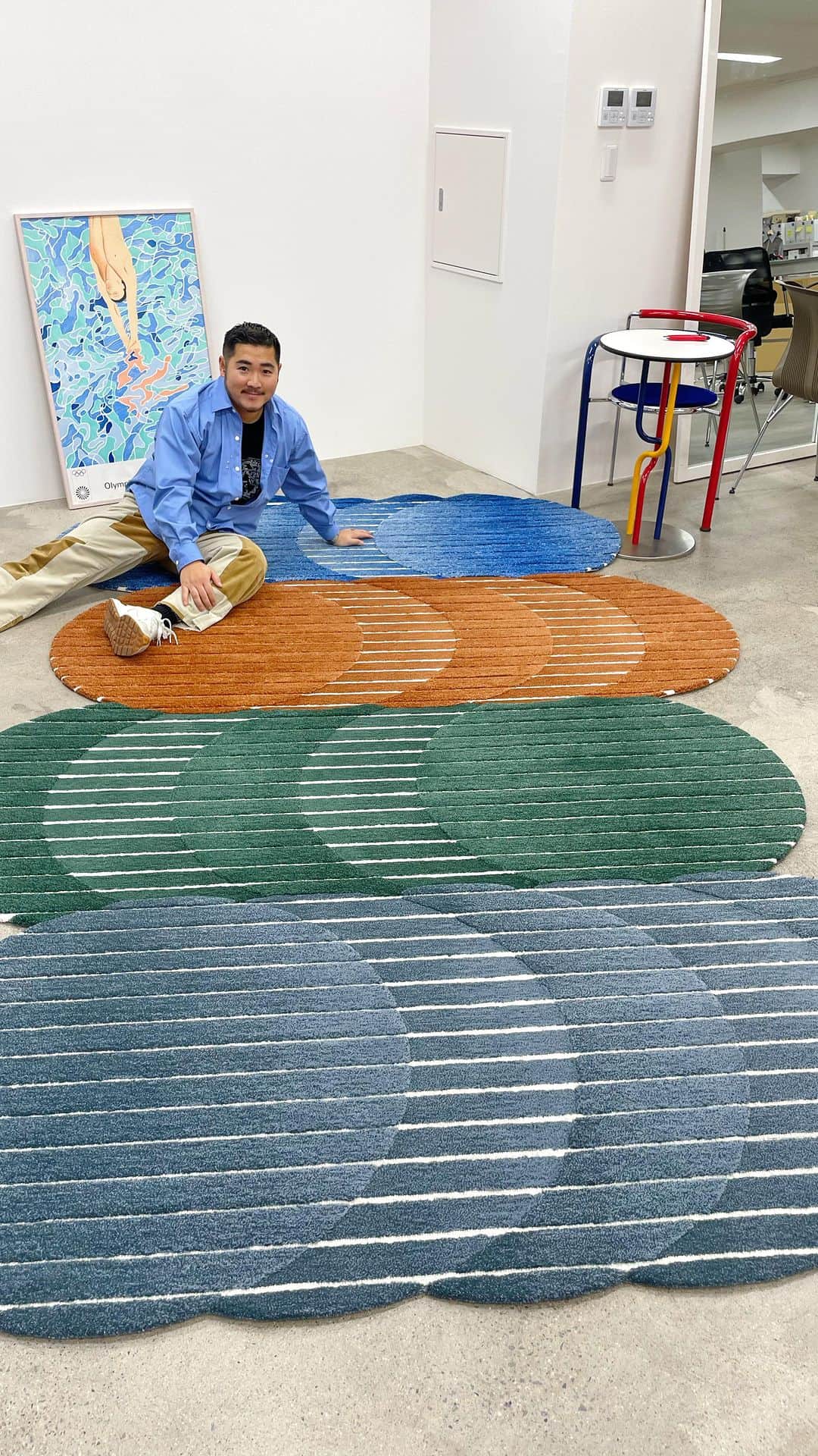 KEISUKE SYODAのインスタグラム：「Be careful, the rug tricks on your vision. Here’s an optical illusion rug ✨」