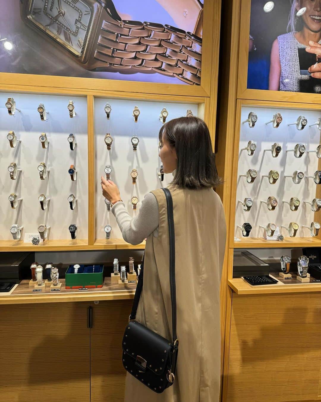 山口厚子さんのインスタグラム写真 - (山口厚子Instagram)「FOSSIL原宿明治通り店にホリデーコレクションを見に行ってきました🎄✨ 時計やジュエリー、バッグなど、クリスマプレゼントにぴったりなものがたくさん揃っていてワクワクしました😆 なかでもリングの時計がすごく可愛かった💍  私が身に付けている、メタルパーツがインパクトのクロスボディバッグにはチャームがついてて、その場でチャームに名前を刻印してもらいました✨  単なるクリスマスツリーではなく、 飾られたオーナメントがガチャガチャになっていてその場でペアウォッチが当たるかも？😆  大切な人への贈り物だったり、 1年間頑張った自分への贈り物だったり、いかがでしょうか？🎄✨  ぜひFOSSIL立ち寄ってみてね〜💛  #PR #FOSSIL #jewelry #bag」12月12日 18時49分 - atu_yaman