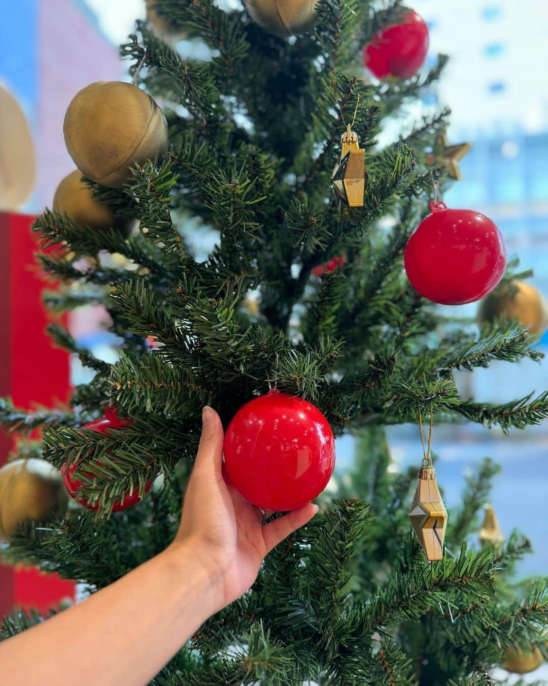 山口厚子さんのインスタグラム写真 - (山口厚子Instagram)「FOSSIL原宿明治通り店にホリデーコレクションを見に行ってきました🎄✨ 時計やジュエリー、バッグなど、クリスマプレゼントにぴったりなものがたくさん揃っていてワクワクしました😆 なかでもリングの時計がすごく可愛かった💍  私が身に付けている、メタルパーツがインパクトのクロスボディバッグにはチャームがついてて、その場でチャームに名前を刻印してもらいました✨  単なるクリスマスツリーではなく、 飾られたオーナメントがガチャガチャになっていてその場でペアウォッチが当たるかも？😆  大切な人への贈り物だったり、 1年間頑張った自分への贈り物だったり、いかがでしょうか？🎄✨  ぜひFOSSIL立ち寄ってみてね〜💛  #PR #FOSSIL #jewelry #bag」12月12日 18時49分 - atu_yaman