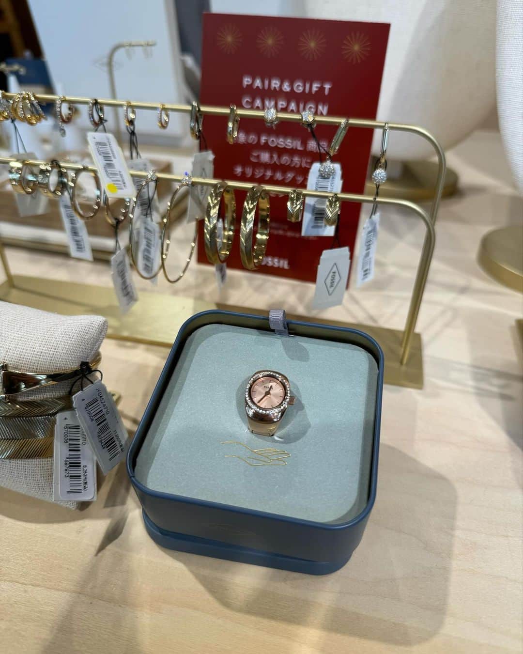 山口厚子さんのインスタグラム写真 - (山口厚子Instagram)「FOSSIL原宿明治通り店にホリデーコレクションを見に行ってきました🎄✨ 時計やジュエリー、バッグなど、クリスマプレゼントにぴったりなものがたくさん揃っていてワクワクしました😆 なかでもリングの時計がすごく可愛かった💍  私が身に付けている、メタルパーツがインパクトのクロスボディバッグにはチャームがついてて、その場でチャームに名前を刻印してもらいました✨  単なるクリスマスツリーではなく、 飾られたオーナメントがガチャガチャになっていてその場でペアウォッチが当たるかも？😆  大切な人への贈り物だったり、 1年間頑張った自分への贈り物だったり、いかがでしょうか？🎄✨  ぜひFOSSIL立ち寄ってみてね〜💛  #PR #FOSSIL #jewelry #bag」12月12日 18時49分 - atu_yaman