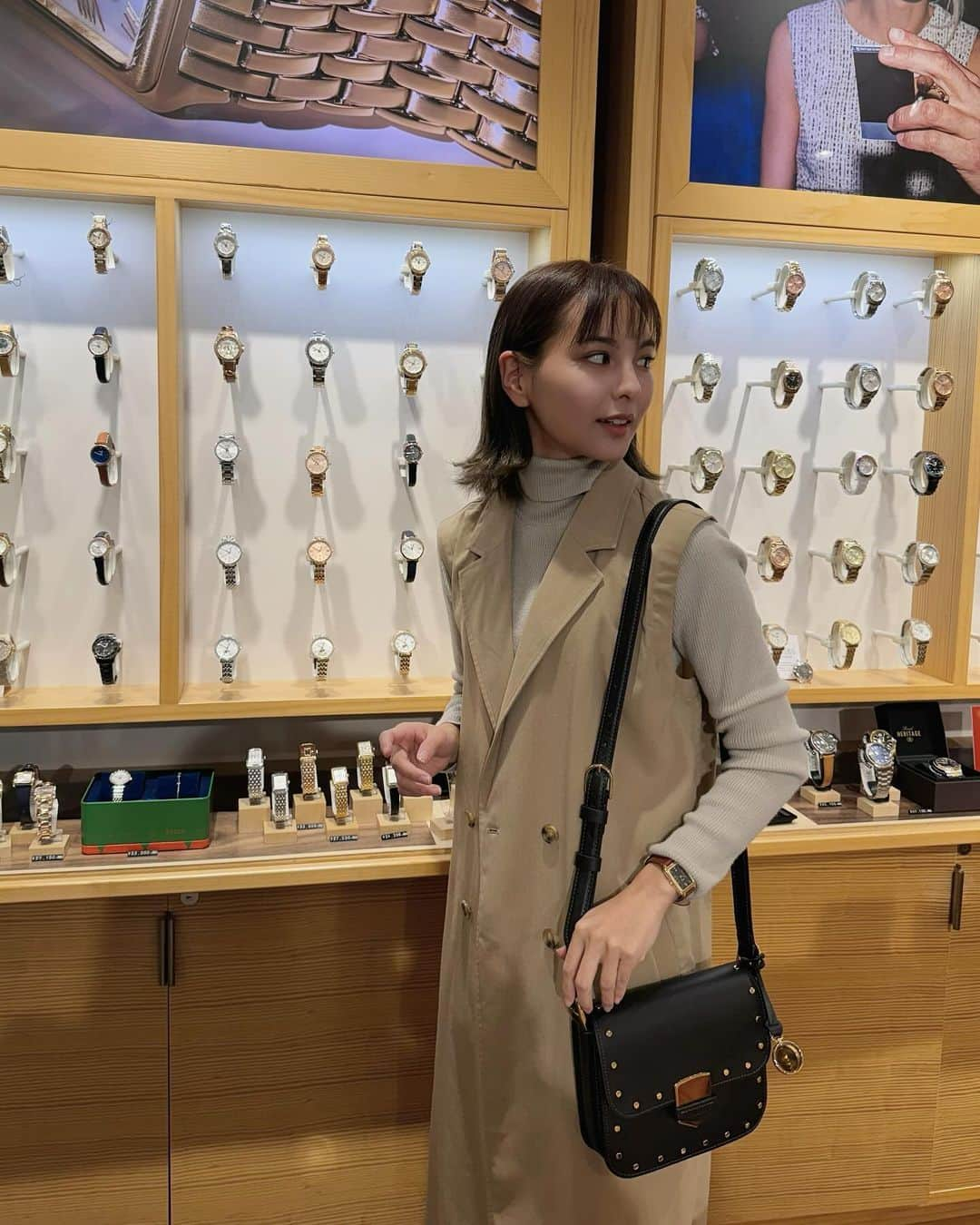 山口厚子のインスタグラム：「FOSSIL原宿明治通り店にホリデーコレクションを見に行ってきました🎄✨ 時計やジュエリー、バッグなど、クリスマプレゼントにぴったりなものがたくさん揃っていてワクワクしました😆 なかでもリングの時計がすごく可愛かった💍  私が身に付けている、メタルパーツがインパクトのクロスボディバッグにはチャームがついてて、その場でチャームに名前を刻印してもらいました✨  単なるクリスマスツリーではなく、 飾られたオーナメントがガチャガチャになっていてその場でペアウォッチが当たるかも？😆  大切な人への贈り物だったり、 1年間頑張った自分への贈り物だったり、いかがでしょうか？🎄✨  ぜひFOSSIL立ち寄ってみてね〜💛  #PR #FOSSIL #jewelry #bag」