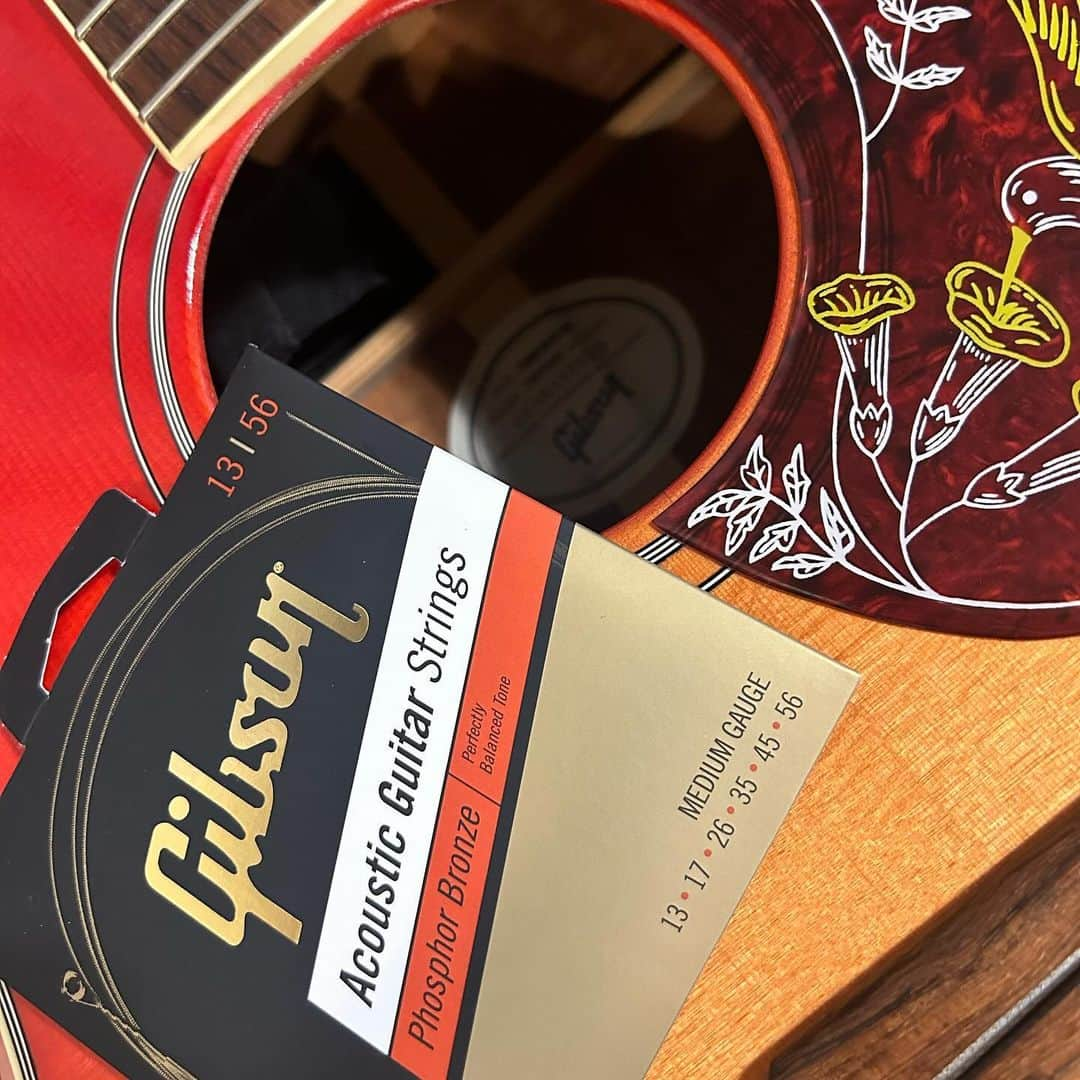 平松修造のインスタグラム：「GibsonにGibsonを張ってみた。 ミディアムゲージ、 1弦が2弦ぐらい太いです。  個人的にはGibsonには John Pearse推しです🎸」