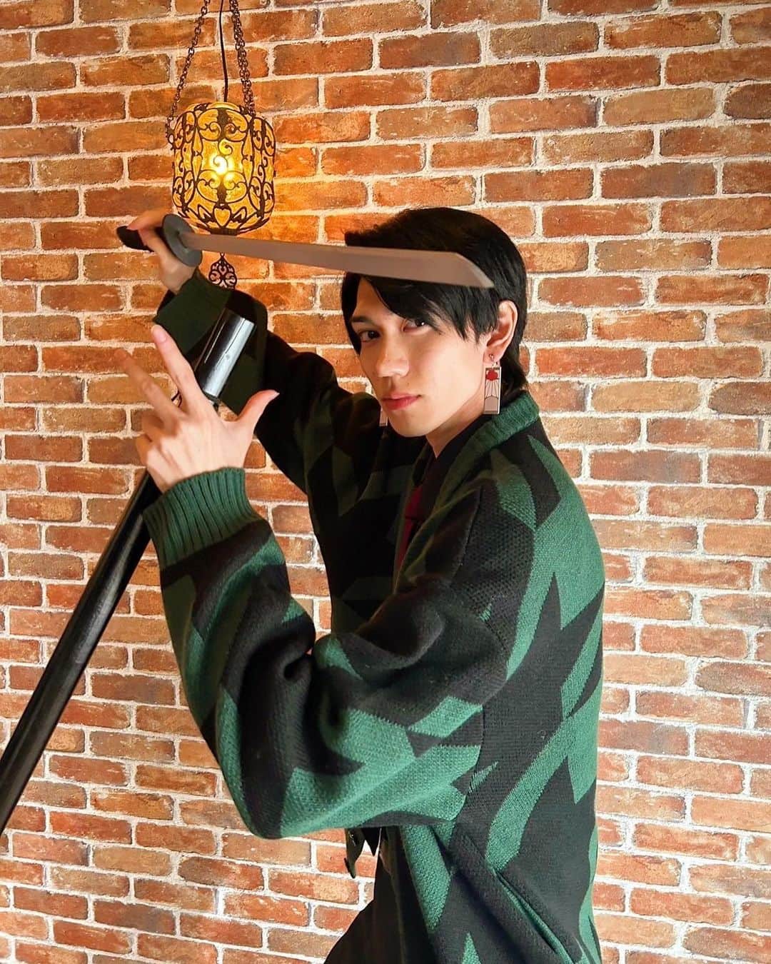Maybe 恋が聴こえるさんのインスタグラム写真 - (Maybe 恋が聴こえるInstagram)「✏️ #メイこい 撮影日記  全集中！！『できるの呼吸』  久慈先輩（#樋口幸平）から 出来るパワーをもらって今週も頑張りましょう🔥  炭治郎...！？なイヤリングと刀が オススメポイント⚔️✨  エンディングでも流れているので ぜひチェックしてください☑️  昨日放送の第33話は  TVerで無料見逃し配信中！  毎週月曜〜木曜深夜放送🎬 ꒰ Maybe 恋が聴こえる꒱」12月12日 19時05分 - maykoi_tbs