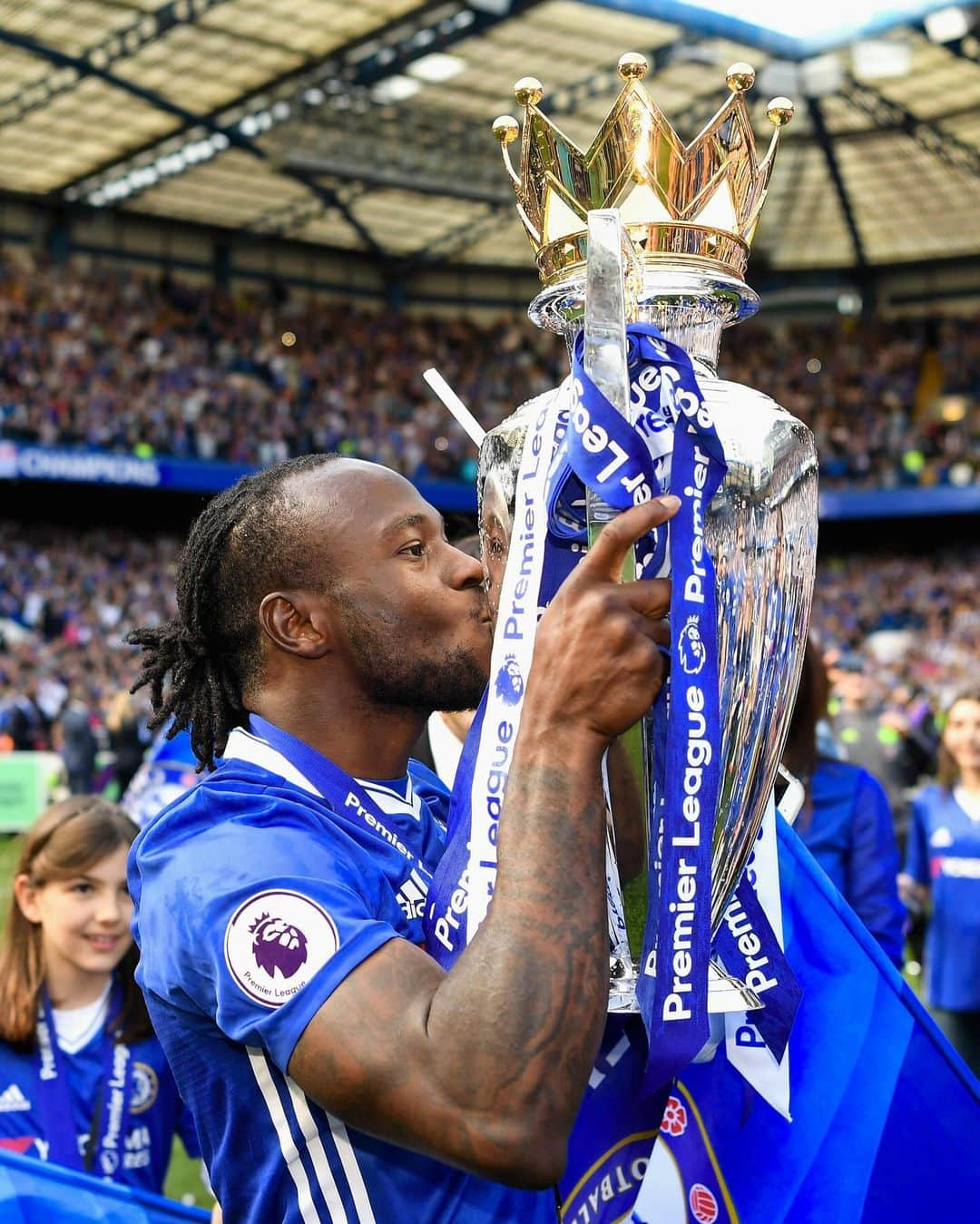 チェルシーFCのインスタグラム：「Happy birthday to former Blue, @VictorMoses! 🥳💙」