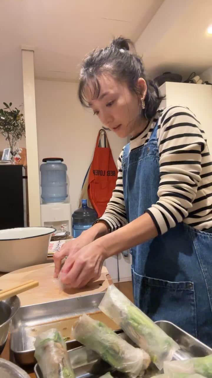 高山都のインスタグラム：「みやこの台所から 牡蠣とセリの春巻きとか、酒粕と味噌の唐揚げとか。 エプロンは @studioclip 来年1月発売です！」