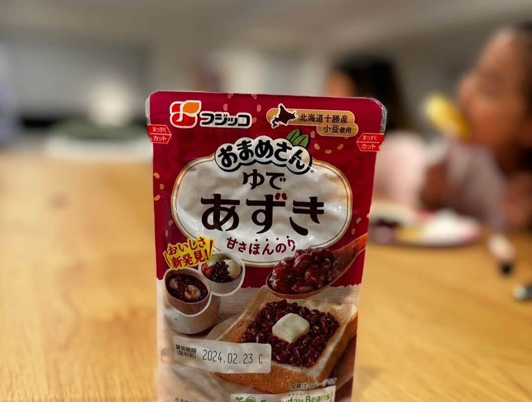 ユージさんのインスタグラム写真 - (ユージInstagram)「今日は、子どもたちとあずきデザートタイム👍🏼 ホットケーキとお餅に『ゆであずき』をトッピングして、少し冬らしくしてみました⛄ 餅は僕が焼いてホットケーキは娘たちが焼いてくれました🥞 2人とも美味しそうに食べてくれて大満足😊 他にも、アイスやぜんざいやトーストなど、ゆであずきを乗せるだけで手軽にヘルシーに色んな和風デザートのアレンジが楽しめます👍🏼 フジッコさんが取り組んでいる「毎日お豆」を摂り入れて健康になろうという「Everyday Beans!」 僕も実践してみています✨  #PR #フジッコ #everydaybeans @everydaybeans_fujicco」12月12日 19時02分 - yujigordon