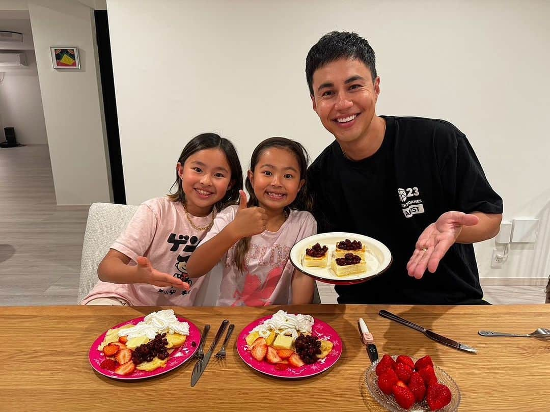 ユージのインスタグラム：「今日は、子どもたちとあずきデザートタイム👍🏼 ホットケーキとお餅に『ゆであずき』をトッピングして、少し冬らしくしてみました⛄ 餅は僕が焼いてホットケーキは娘たちが焼いてくれました🥞 2人とも美味しそうに食べてくれて大満足😊 他にも、アイスやぜんざいやトーストなど、ゆであずきを乗せるだけで手軽にヘルシーに色んな和風デザートのアレンジが楽しめます👍🏼 フジッコさんが取り組んでいる「毎日お豆」を摂り入れて健康になろうという「Everyday Beans!」 僕も実践してみています✨  #PR #フジッコ #everydaybeans @everydaybeans_fujicco」