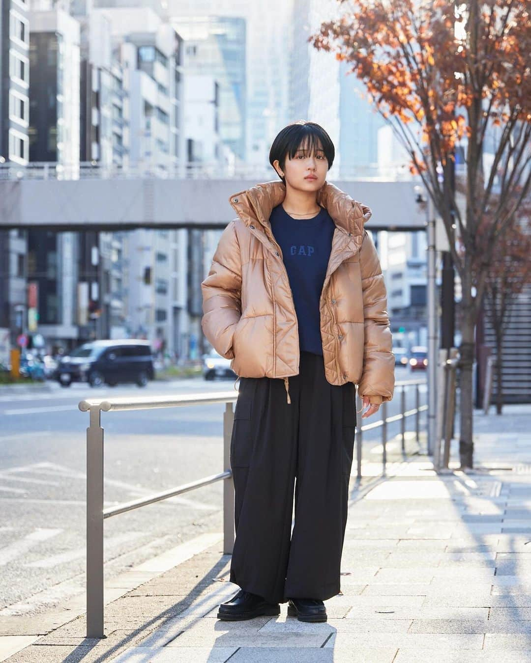 Gap Japanさんのインスタグラム写真 - (Gap JapanInstagram)「GAP HOLIDAY LOOK BOOK  大人なベージュで短丈の、プリマロフトパファー(アウター)に 少しカジュアルさを加えたネイビースウェットでバランスをとって私らしいコーデに仕上がりました🤫クリスマスマーケットに着ていきたいな〜〜  #Gap #ootd #PR @gap_jp」12月12日 19時04分 - gap_jp