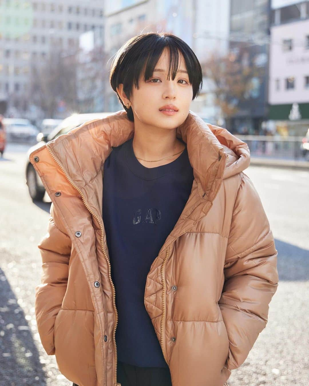 Gap Japanさんのインスタグラム写真 - (Gap JapanInstagram)「GAP HOLIDAY LOOK BOOK  大人なベージュで短丈の、プリマロフトパファー(アウター)に 少しカジュアルさを加えたネイビースウェットでバランスをとって私らしいコーデに仕上がりました🤫クリスマスマーケットに着ていきたいな〜〜  #Gap #ootd #PR @gap_jp」12月12日 19時04分 - gap_jp