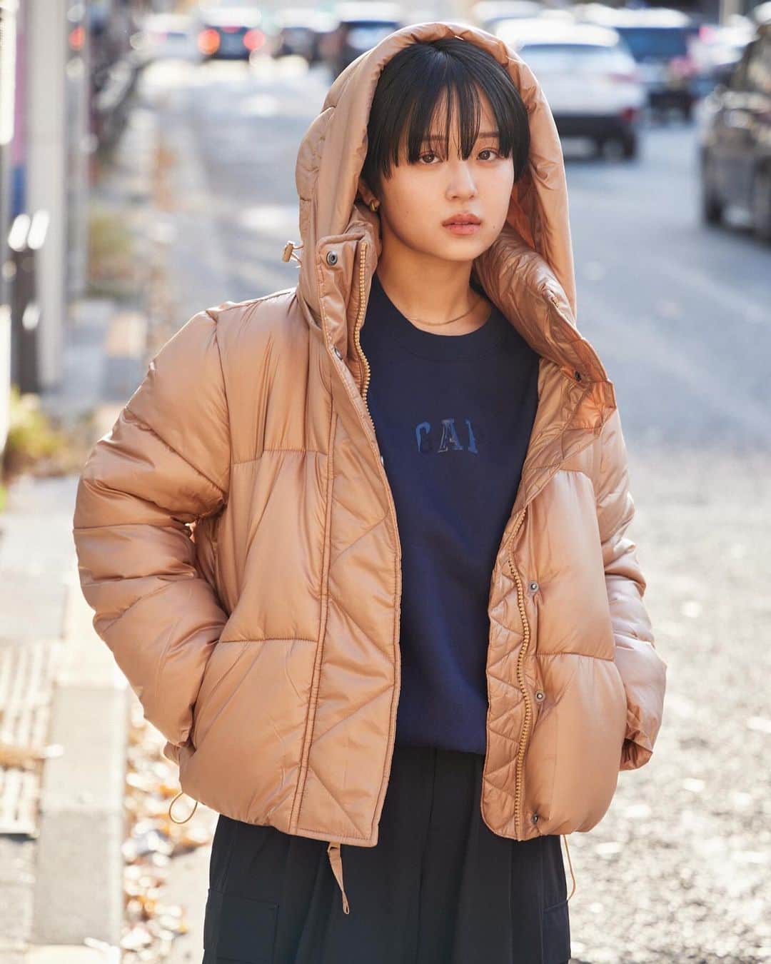 Gap Japanのインスタグラム：「GAP HOLIDAY LOOK BOOK  大人なベージュで短丈の、プリマロフトパファー(アウター)に 少しカジュアルさを加えたネイビースウェットでバランスをとって私らしいコーデに仕上がりました🤫クリスマスマーケットに着ていきたいな〜〜  #Gap #ootd #PR @gap_jp」