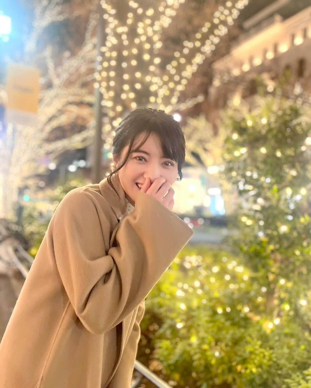 久保井朝美さんのインスタグラム写真 - (久保井朝美Instagram)「🎄 食いしん坊弁護士 草子ちゃんと お肉食べすぎた帰り道👣  ４コマ漫画みたいになった❤️  オチが浮かばないなぁ🫠  🤔🤔🤔  #christmaslove #クリスマスソング #表参道イルミネーション #イルミネーション2023 #東京イルミネーション #気象キャスター #気象予報士 #防災士 #久保井朝美 #講演会講師 #ポニーテールアレンジ」12月12日 19時13分 - asami_k920