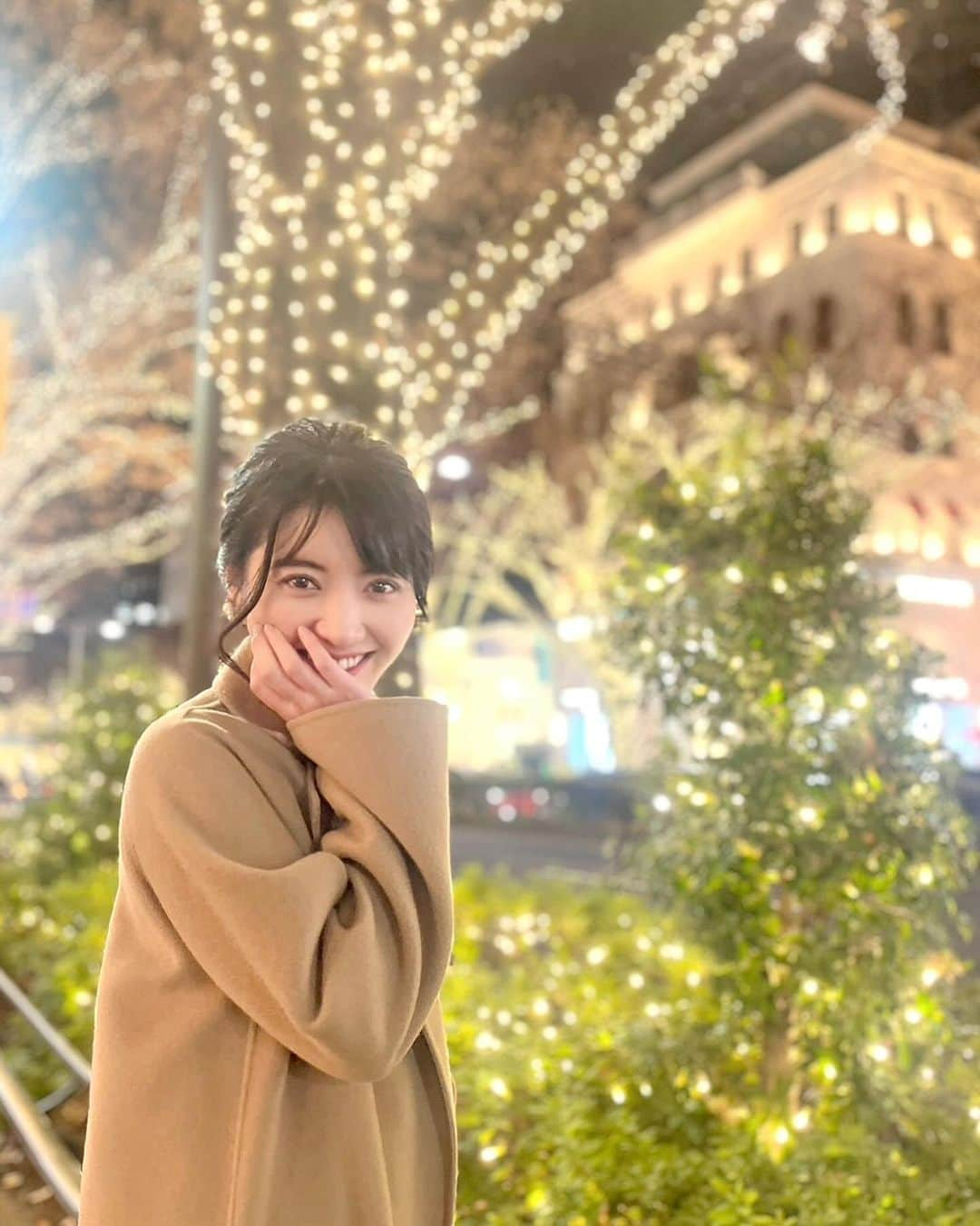 久保井朝美さんのインスタグラム写真 - (久保井朝美Instagram)「🎄 食いしん坊弁護士 草子ちゃんと お肉食べすぎた帰り道👣  ４コマ漫画みたいになった❤️  オチが浮かばないなぁ🫠  🤔🤔🤔  #christmaslove #クリスマスソング #表参道イルミネーション #イルミネーション2023 #東京イルミネーション #気象キャスター #気象予報士 #防災士 #久保井朝美 #講演会講師 #ポニーテールアレンジ」12月12日 19時13分 - asami_k920