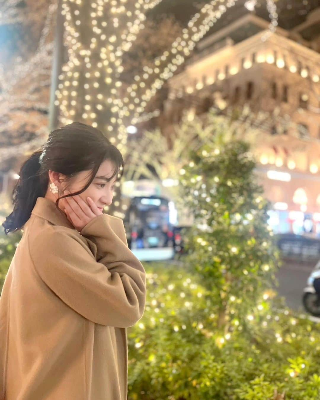 久保井朝美さんのインスタグラム写真 - (久保井朝美Instagram)「🎄 食いしん坊弁護士 草子ちゃんと お肉食べすぎた帰り道👣  ４コマ漫画みたいになった❤️  オチが浮かばないなぁ🫠  🤔🤔🤔  #christmaslove #クリスマスソング #表参道イルミネーション #イルミネーション2023 #東京イルミネーション #気象キャスター #気象予報士 #防災士 #久保井朝美 #講演会講師 #ポニーテールアレンジ」12月12日 19時13分 - asami_k920