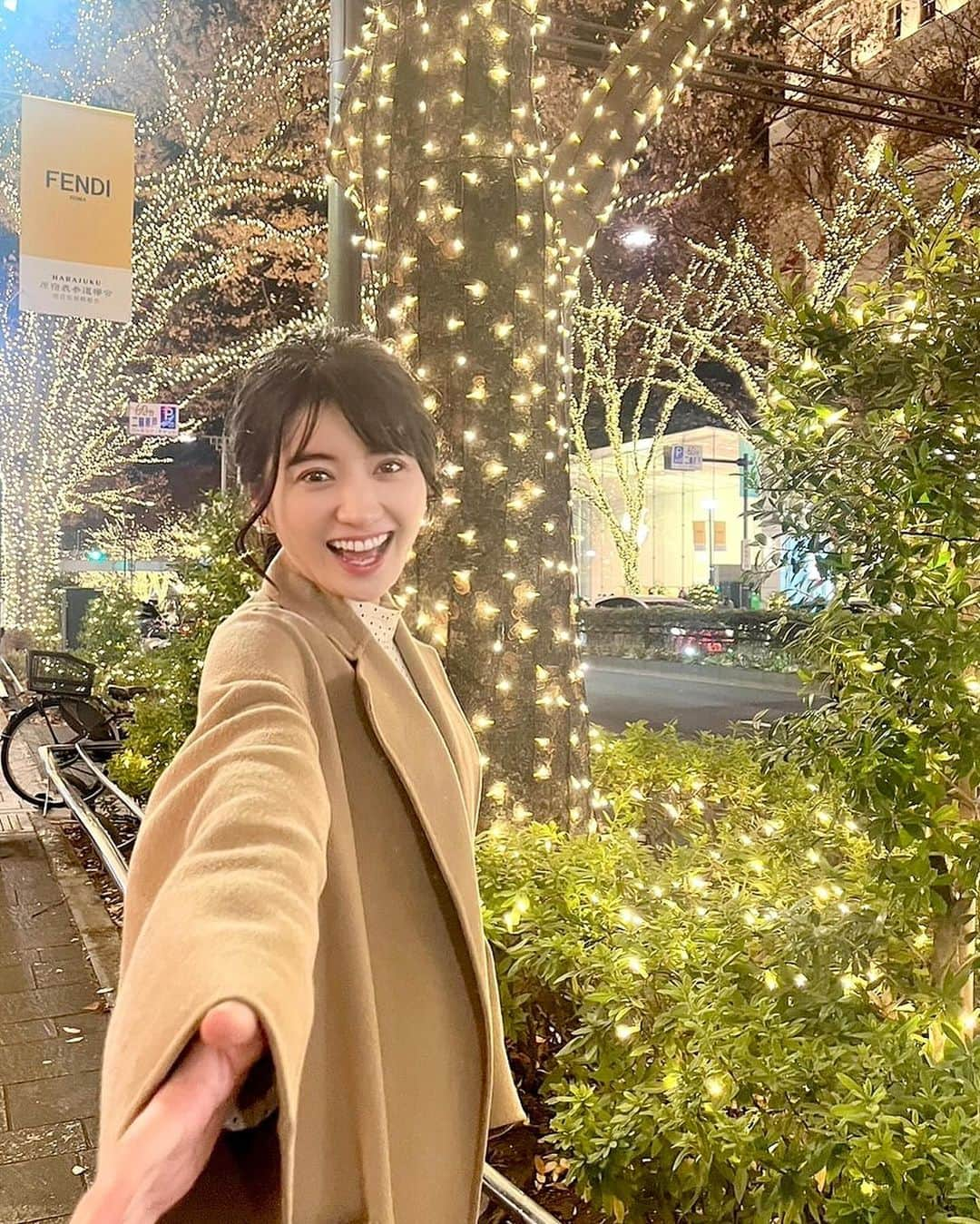 久保井朝美さんのインスタグラム写真 - (久保井朝美Instagram)「🎄 食いしん坊弁護士 草子ちゃんと お肉食べすぎた帰り道👣  ４コマ漫画みたいになった❤️  オチが浮かばないなぁ🫠  🤔🤔🤔  #christmaslove #クリスマスソング #表参道イルミネーション #イルミネーション2023 #東京イルミネーション #気象キャスター #気象予報士 #防災士 #久保井朝美 #講演会講師 #ポニーテールアレンジ」12月12日 19時13分 - asami_k920