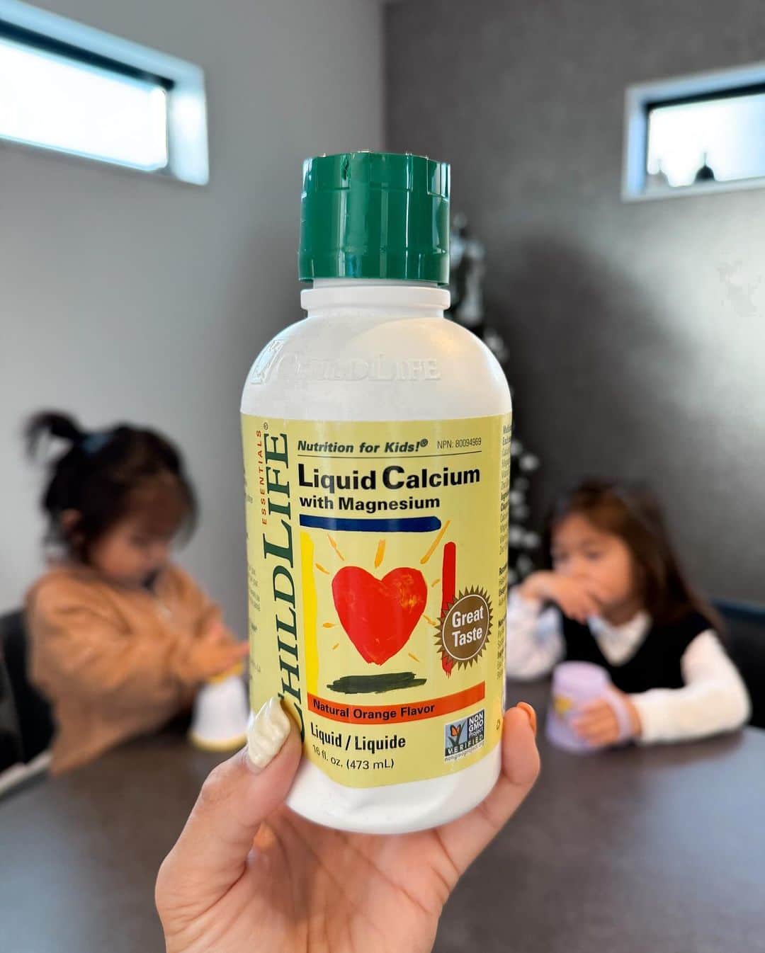Hiiiiikoさんのインスタグラム写真 - (HiiiiikoInstagram)「♡ . . 子供用栄養サプリ👶🏻💊 @childlifejp のマグネシウム配合液体カルシウム！  子供の好き嫌いが多かったり、栄養が摂れてないで悩んでるママに🥺 childlifeは、カルシウムの吸収を助けてくれる マグネシウムとビタミンDが配合されてるの！ 液体で飲みやすくて生後6ヶ月から摂取可能👏  安全基準もクリアされてるの👏✨ -グルテンフリー - 遺伝子組み換え不使用 -人工着色料不使用 -人工甘味料不使用 -人工香料不使用 - 牛乳・卵・落花生・大豆・小麦・木の実類・魚介類・ごま不使用  私も飲んでみたけど美味しかった♡ フルーツの上にかけてヨーグルト感覚で食べるのも👍 . . #栄養サプリメント#栄養補助食品#子育てママ #子育ての悩み#子育て#カルシウム#childlife #チャイルドライフ#子ども用栄養サプリ#グルテン#姉妹#2歳差姉妹#2歳差#3歳女の子#2歳女の子#4人のママ#ママ#こどものいる暮らし」12月12日 19時07分 - marcella26