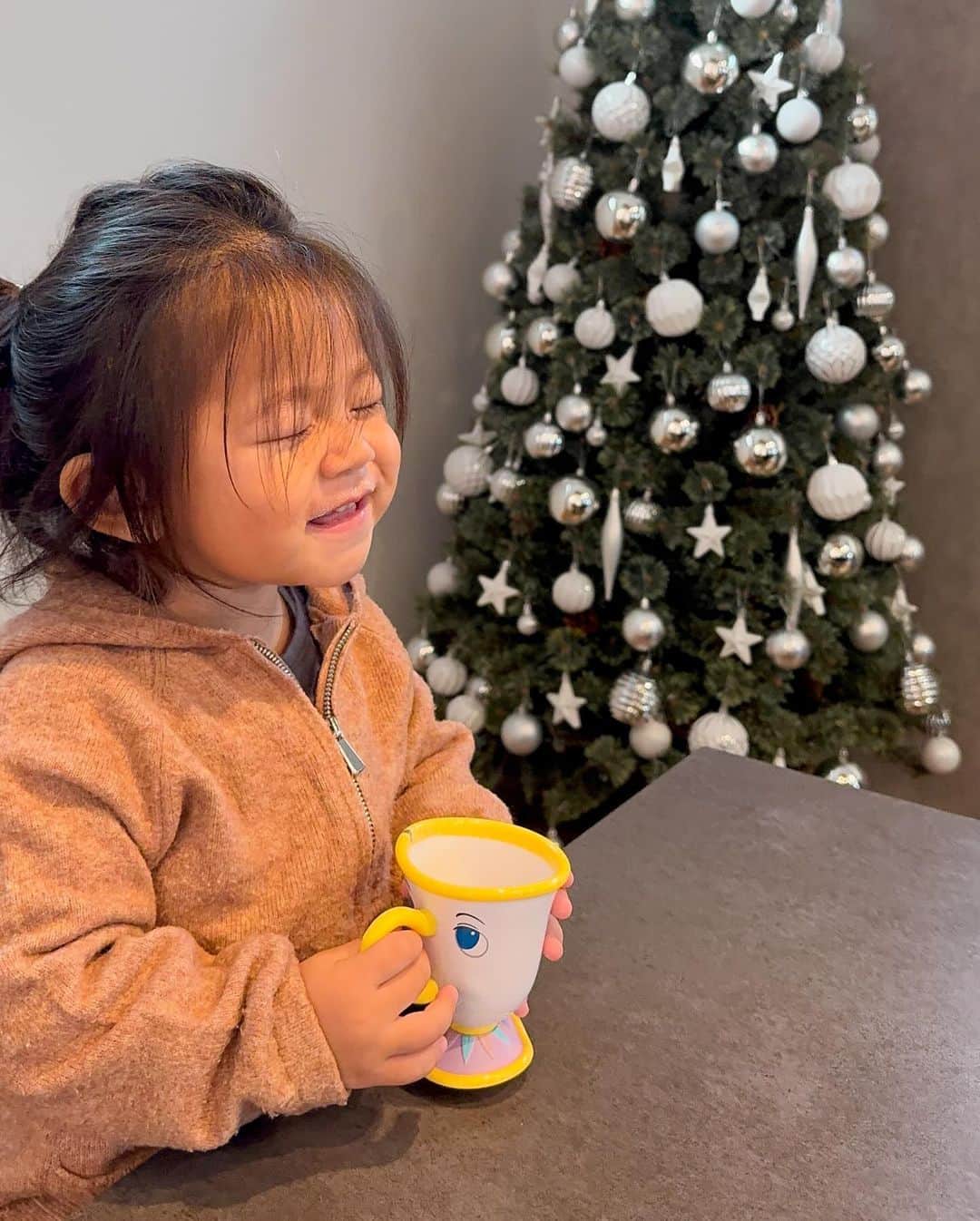 Hiiiiikoさんのインスタグラム写真 - (HiiiiikoInstagram)「♡ . . 子供用栄養サプリ👶🏻💊 @childlifejp のマグネシウム配合液体カルシウム！  子供の好き嫌いが多かったり、栄養が摂れてないで悩んでるママに🥺 childlifeは、カルシウムの吸収を助けてくれる マグネシウムとビタミンDが配合されてるの！ 液体で飲みやすくて生後6ヶ月から摂取可能👏  安全基準もクリアされてるの👏✨ -グルテンフリー - 遺伝子組み換え不使用 -人工着色料不使用 -人工甘味料不使用 -人工香料不使用 - 牛乳・卵・落花生・大豆・小麦・木の実類・魚介類・ごま不使用  私も飲んでみたけど美味しかった♡ フルーツの上にかけてヨーグルト感覚で食べるのも👍 . . #栄養サプリメント#栄養補助食品#子育てママ #子育ての悩み#子育て#カルシウム#childlife #チャイルドライフ#子ども用栄養サプリ#グルテン#姉妹#2歳差姉妹#2歳差#3歳女の子#2歳女の子#4人のママ#ママ#こどものいる暮らし」12月12日 19時07分 - marcella26