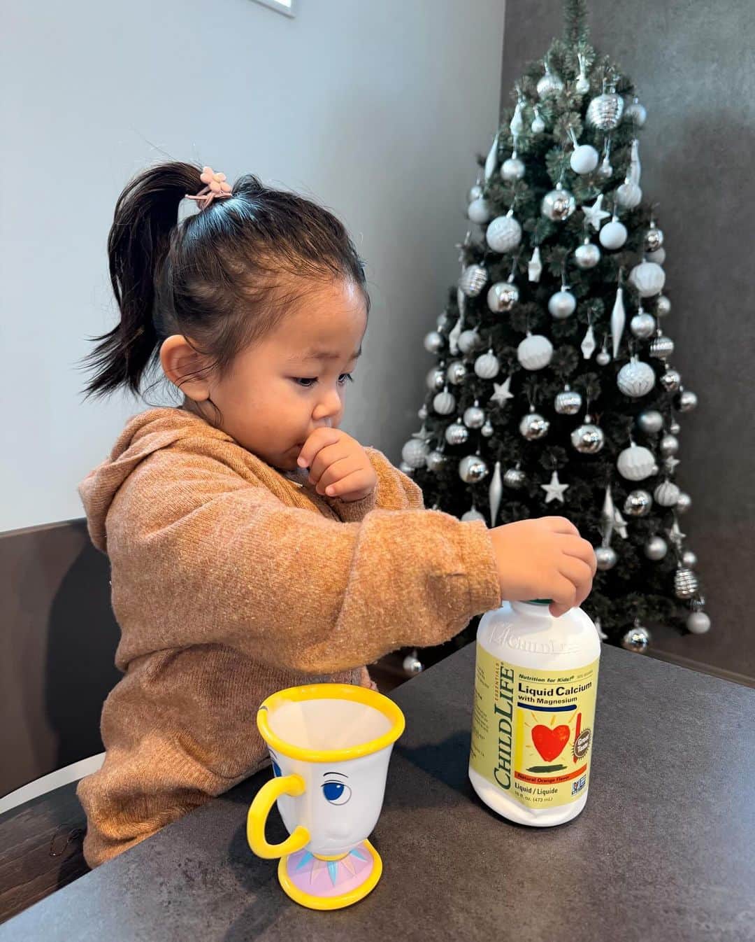 Hiiiiikoさんのインスタグラム写真 - (HiiiiikoInstagram)「♡ . . 子供用栄養サプリ👶🏻💊 @childlifejp のマグネシウム配合液体カルシウム！  子供の好き嫌いが多かったり、栄養が摂れてないで悩んでるママに🥺 childlifeは、カルシウムの吸収を助けてくれる マグネシウムとビタミンDが配合されてるの！ 液体で飲みやすくて生後6ヶ月から摂取可能👏  安全基準もクリアされてるの👏✨ -グルテンフリー - 遺伝子組み換え不使用 -人工着色料不使用 -人工甘味料不使用 -人工香料不使用 - 牛乳・卵・落花生・大豆・小麦・木の実類・魚介類・ごま不使用  私も飲んでみたけど美味しかった♡ フルーツの上にかけてヨーグルト感覚で食べるのも👍 . . #栄養サプリメント#栄養補助食品#子育てママ #子育ての悩み#子育て#カルシウム#childlife #チャイルドライフ#子ども用栄養サプリ#グルテン#姉妹#2歳差姉妹#2歳差#3歳女の子#2歳女の子#4人のママ#ママ#こどものいる暮らし」12月12日 19時07分 - marcella26