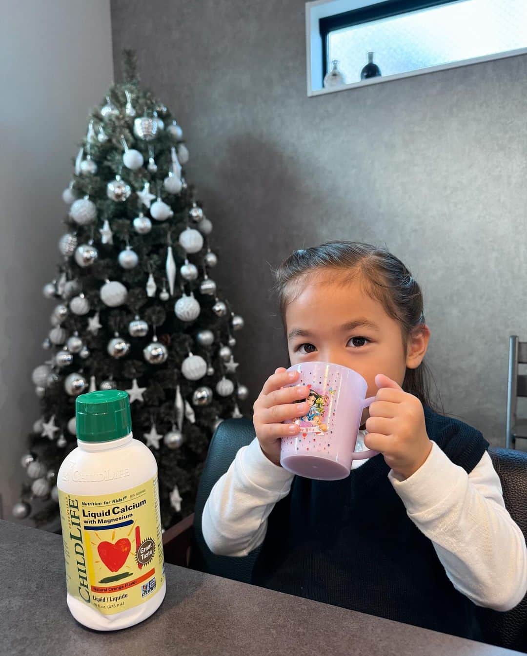 Hiiiiikoさんのインスタグラム写真 - (HiiiiikoInstagram)「♡ . . 子供用栄養サプリ👶🏻💊 @childlifejp のマグネシウム配合液体カルシウム！  子供の好き嫌いが多かったり、栄養が摂れてないで悩んでるママに🥺 childlifeは、カルシウムの吸収を助けてくれる マグネシウムとビタミンDが配合されてるの！ 液体で飲みやすくて生後6ヶ月から摂取可能👏  安全基準もクリアされてるの👏✨ -グルテンフリー - 遺伝子組み換え不使用 -人工着色料不使用 -人工甘味料不使用 -人工香料不使用 - 牛乳・卵・落花生・大豆・小麦・木の実類・魚介類・ごま不使用  私も飲んでみたけど美味しかった♡ フルーツの上にかけてヨーグルト感覚で食べるのも👍 . . #栄養サプリメント#栄養補助食品#子育てママ #子育ての悩み#子育て#カルシウム#childlife #チャイルドライフ#子ども用栄養サプリ#グルテン#姉妹#2歳差姉妹#2歳差#3歳女の子#2歳女の子#4人のママ#ママ#こどものいる暮らし」12月12日 19時07分 - marcella26