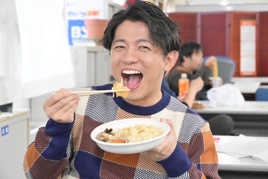 工藤淳之介のインスタグラム：「みんなー！食べてるかーい？ 大好評につき1月中旬まで販売期間延長！ セブンイレブンさんとのコラボチャーハン、何度食べても美味😋  #なじラテ #コンビニグルメ #チャーハン #bsn #アナウンサー #チャーハンインスタグラマー #チャーハン大好き #工藤淳之介」