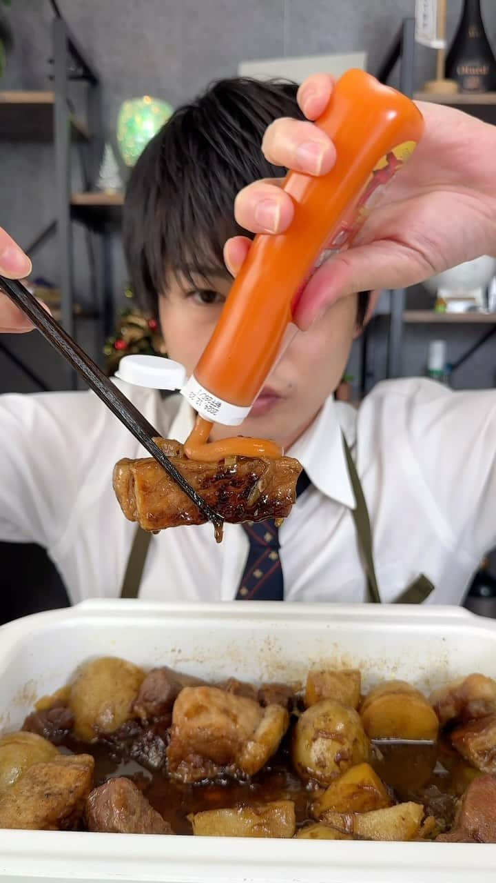 ぴーきちのインスタグラム：「豚のうまいやつ作ってみました！  【豚肉のビールカレー煮込み】 〈材料〉 豚ロース肉300g にんにく１片 ビール250g 玉ねぎ1個 ジャガイモ2個 ローリエ1枚 バター20g A クミン小さじ1 ターメリック小さじ1 コリアンダー小さじ1 塩・こしょう少々  〈作り方〉 ①玉ねぎは薄切り、ニンニクはみじん切り、ジャガイモは乱切りにする。豚肉は食べやすい大きさに切って塩コショウを振る。 ②鍋にオリーブオイルを熱して豚肉の表面に焼き目をつけて取り出す。 ③鍋にオリーブオイル/バター/ニンニクを入れて香りが出たところで玉ねぎを入れ、塩を振り炒める。 ③豚肉を入れてビール/A/ローリエを加え1時間ほど煮込む。 ④ジャガイモを入れて柔らかくなるまで煮る。  ～～～～～～～～～～～～～～～～～～～～～～～～～～～～～～～～～～  レシピ本第二弾「おつかれごはん おかわり」作っちゃいました！ Amazonや楽天でチェックしてみてくださーーーーい🥰✨  #おつまみ  #おうち時間  #おうち居酒屋  #料理動画  #料理レシピ  #簡単レシピ  #簡単おつまみ  #おかず  #レシピ」