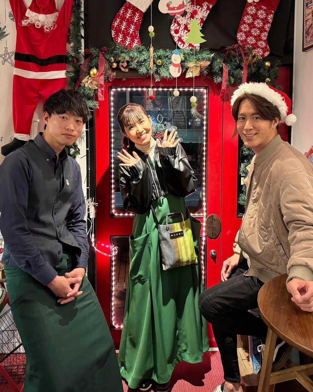 たけるさんのインスタグラム写真 - (たけるInstagram)「クリスマスって、いくつになってもワクワクするものですね🎄・ ・ この時期どころか一年中そのワクワクが味わえるカフェに、小さなお子様がいるファミリーにおすすめの遊びスポットを満喫してきました🤩・ ・ オンエアで是非お確かめください🙌・ ・ ・ #初めてのエッグノック #美味すぎ #みみよりサタデイ #TVQ #ロケ #山口玲香 さん #TAKERU #たける #不動たける #ボイジャー #ウルトラマン #エントリーサービスプロモーション」12月12日 19時10分 - take_yan78