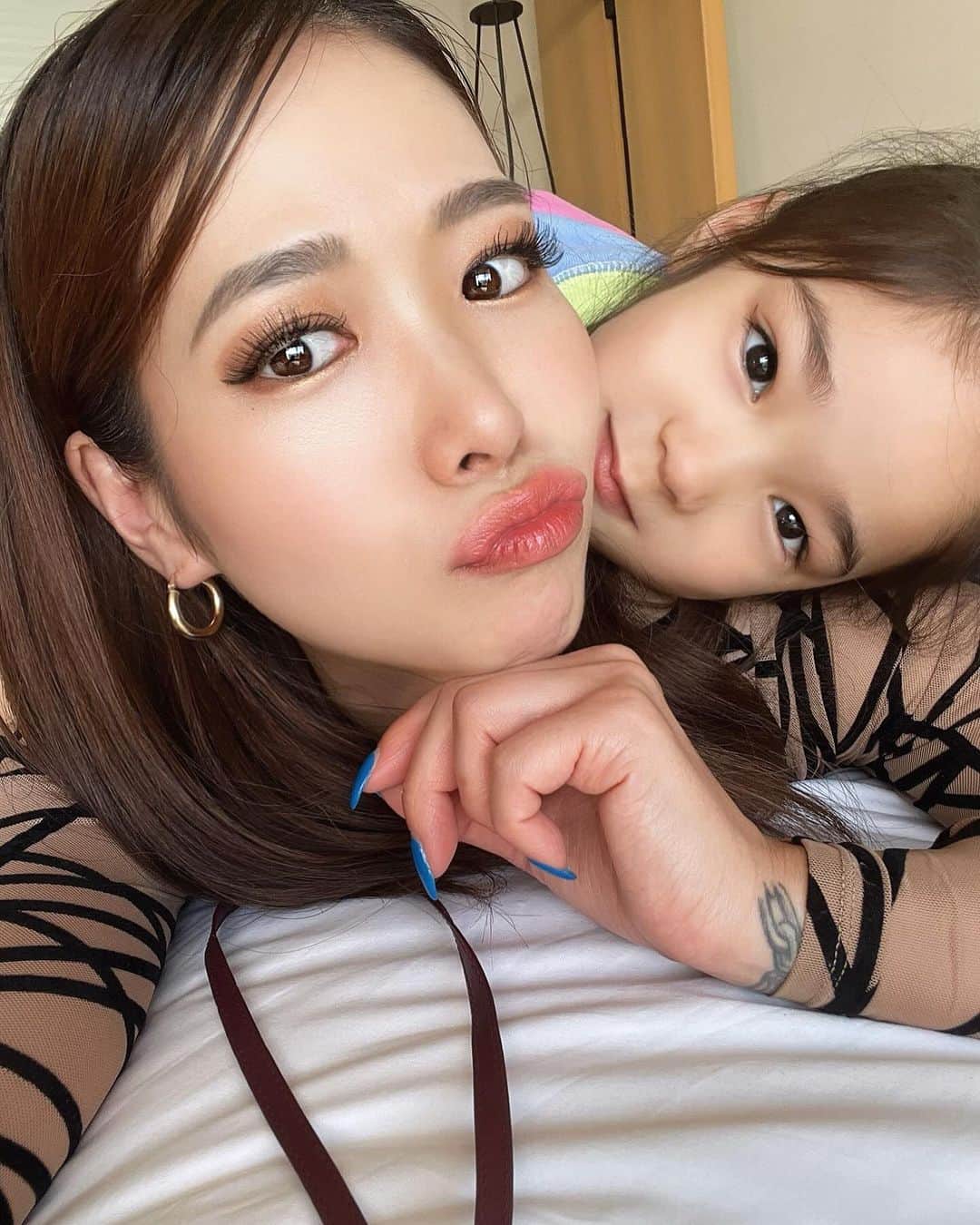 紅蘭さんのインスタグラム写真 - (紅蘭Instagram)「娘がリモコンで写真とってくれてるんだけど なかなか自然で上手い🤣 ほぼ2人でいる ...