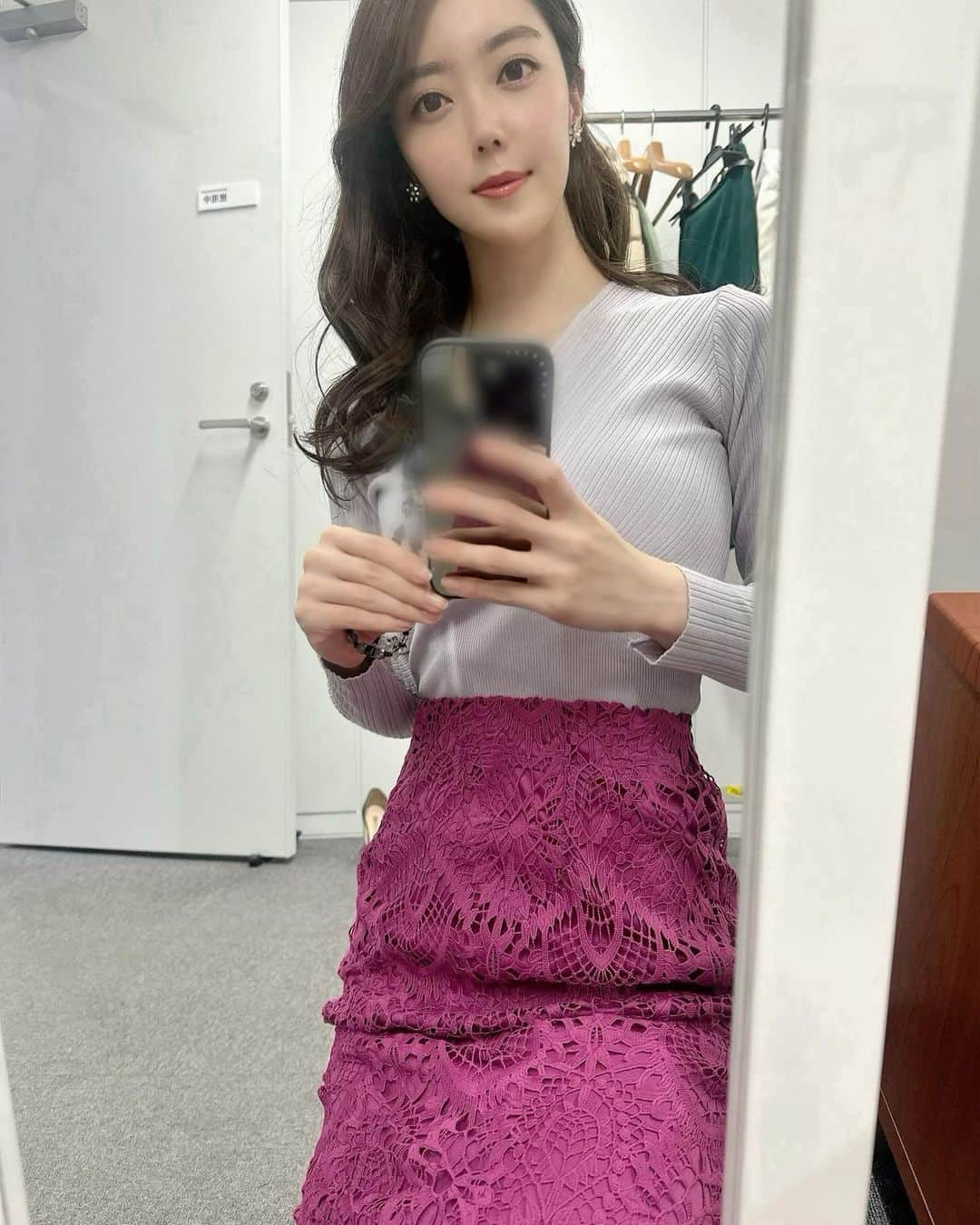 上野愛奈さんのインスタグラム写真 - (上野愛奈Instagram)「． 画面ではなかなかスカートが見えないのですが😢薄ピンクのトップスとラズベリー色のタイトスカートの組み合わせが素敵な衣装でした^ ^🩷  年末に近づいていますが、今年は暖かいこともあって実感がまだあまり...🤔🎄」12月12日 19時11分 - ueno_aina_816