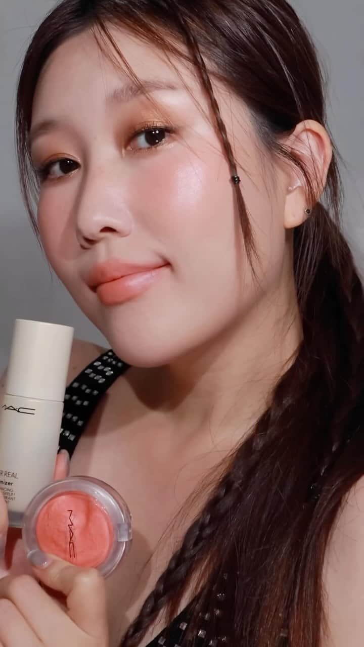 M·A·C Cosmetics Hong Kongのインスタグラム：「將清透系胭脂再升級嘅秘訣🆙 #貼妝花瓣精華* x #果凍胭脂 聯手塑出水感胭脂妝 彈潤剔透，透出飽滿水潤嘅健康膚色💖  🤍肌膚注水達+161% 並平衡肌膚*  （*在25位顧客首次使用 #貼妝花瓣精華 後進行臨床測試）  🛒【雙12限定優惠】由6/12 - 12/12，全線官網88折！  Product featured: Hyper Real Skin Balancing Hydrating Serum 清透煥顏修護精華 - HK495/30ml, HK$320/15ml Glow Play Blush 亮色輕潤感胭脂 - HK$295 #MACGlowPlay #MACHyperReal #MACSkinArtistry #MACHongKong #Regram from @b_bangg_  The secret to create a healthy no-makeup makeup look💖 Learn the Serumizer Blush technique from @b_bangg_ by  mixing the Hyper Real Skin Balancing Hydrating Serum* to Glow Play Blush for a supple, subtle flush skin as if you are born this way!  🛒【Double 12 Exclusive Promotion】From 6/12 - 12/12, enjoy 12%OFF online!」