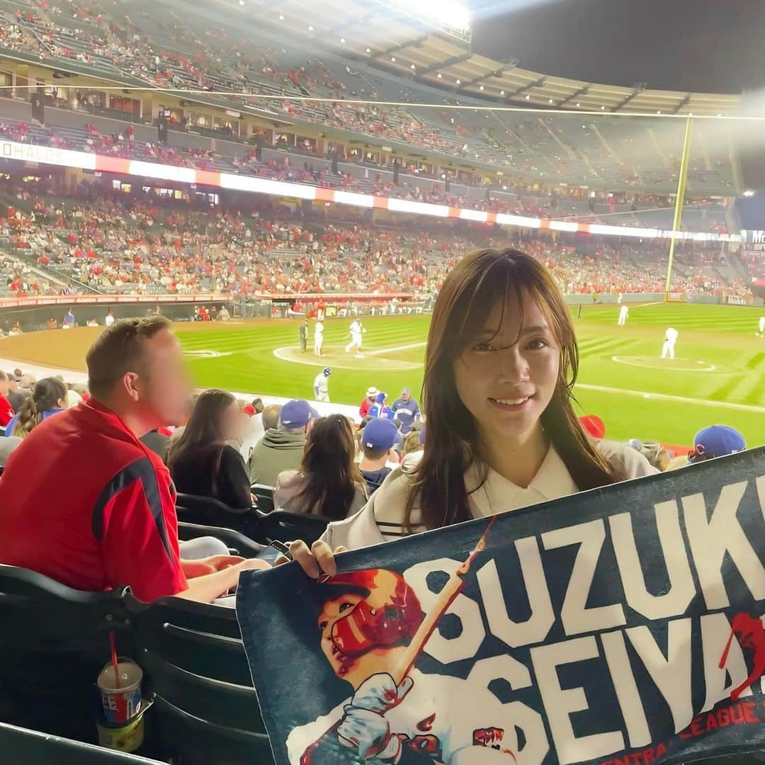 古田ちさこのインスタグラム：「🏟️🇺🇸  今年の野球観戦の思い出📕 6月のエンゼルスタジアム カブス戦 すごく良い思い出だったのに載せきれてなかった🙈  メジャーの鈴木誠也選手を観たいということで両親が計画してくれて、せっかくなら大谷選手のいるエンゼルス戦にしました。  4番 SEIYA SUZUKI は眩しかった… ! 👼✨  二日間観戦して初日は一塁側内野、ネクストでのルーティンがカープの頃とそんなに変わってなくて懐かしい。  2日目は守備を観ようと外野に。ヒットも見れたしスタジアムを楽しむ余裕もあってとても良い思い出になりました✌️  6月のクリスマスという企画をやっていてスタジアムにサンタさんがいたりグルメもクリスマス仕様で可愛かったのですがビジョンの選手紹介画像もコラージュされててwwwでした。🙈www  #mlb #メジャーリーグ #野球観戦 #鈴木誠也 #大谷翔平 #seiyasuzuki #shoheiohtani #ohtani #ohtanishohei #ianhapp #エンゼルスタジアム #エンゼルス #biga #cubs #chicagocubs #angels #anaheim #anaheimangels #latrip #ロサンゼルス #ロサンゼルス旅行 #la #la旅行」