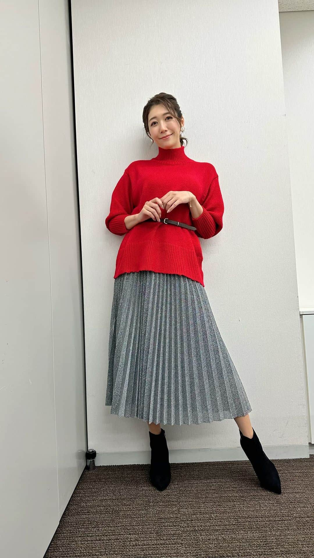 穂川果音のインスタグラム：「月曜アベプラ衣装👗 クリスマスみたいな衣装でした🎄 さて、今日12/12は日本海側は1日雨☔ 太平洋側の地域は午後はやんでくるところが多いですがスッキリしない天気です。 北海道は次第に雪のエリアが広がりますよ☃️ 数字以上にひんやりと感じそうです。昨日よりすこーし暖かい服がオススメですよー  #雨の日コーデ　#16度の日コーデ　#12月コーデ　#クリスマスコーデ　#天気　#気象予報士　#weather #weatherfashion」