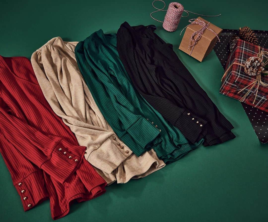 ノーティカのインスタグラム：「Ensure gifting success with gift ideas for family and friends from the Nautica collection of on-trend fashion and vital accessories. Tap to shop!」