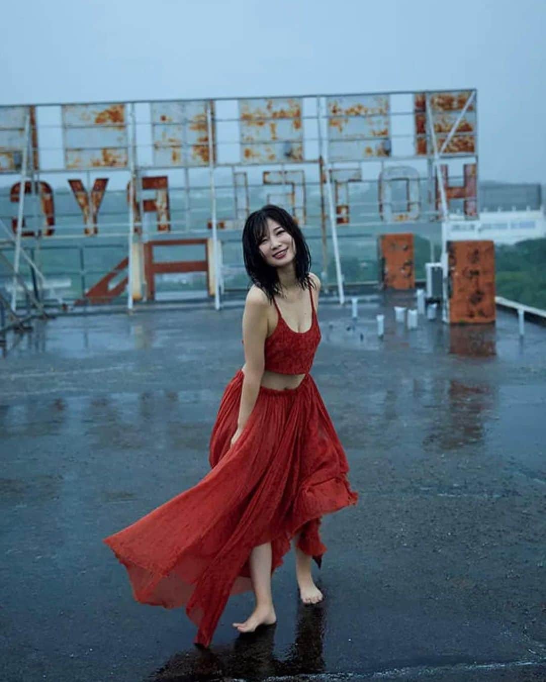 石岡真衣のインスタグラム：「久しぶりの雨だ〜☂️  写真集「雨上がり」も絶賛発売中だよ♡📚」