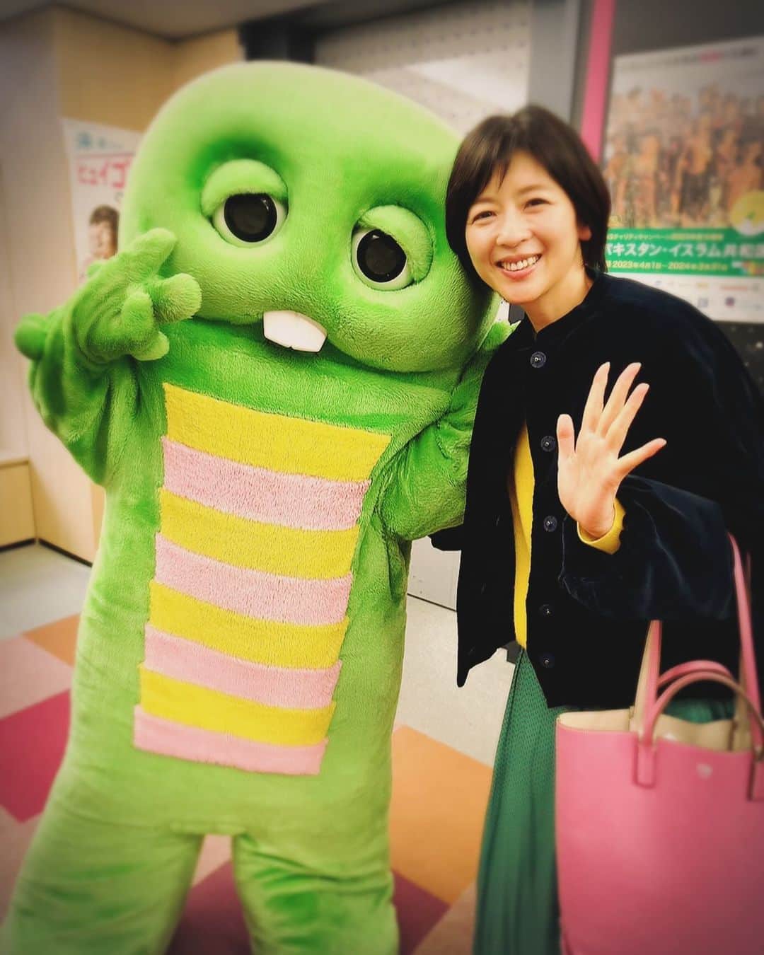 中山忍のインスタグラム：「ガチャピンだぁ💕  フジテレビにて 打ち合わせ後 エレベーターホールで ばったり ガチャピンに会えたー🙌  よく見ると ガチャピンと私 色合いが似てました😋  #永遠の恐竜の5歳児」