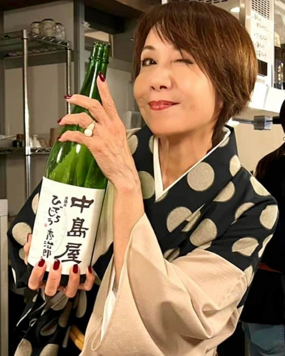 奈美悦子のインスタグラム：「居酒屋ひでじろう🏮で真由美さんと1日女将会😊私は座っているだけ女将（笑） 真由美さんお疲れ様でした。 #居酒屋 #三軒茶屋 #ひでじろう#1日だけ #女将 #女将やってみました#楽しかった #たのしい #楽しいね #仲良し #またね #友達」