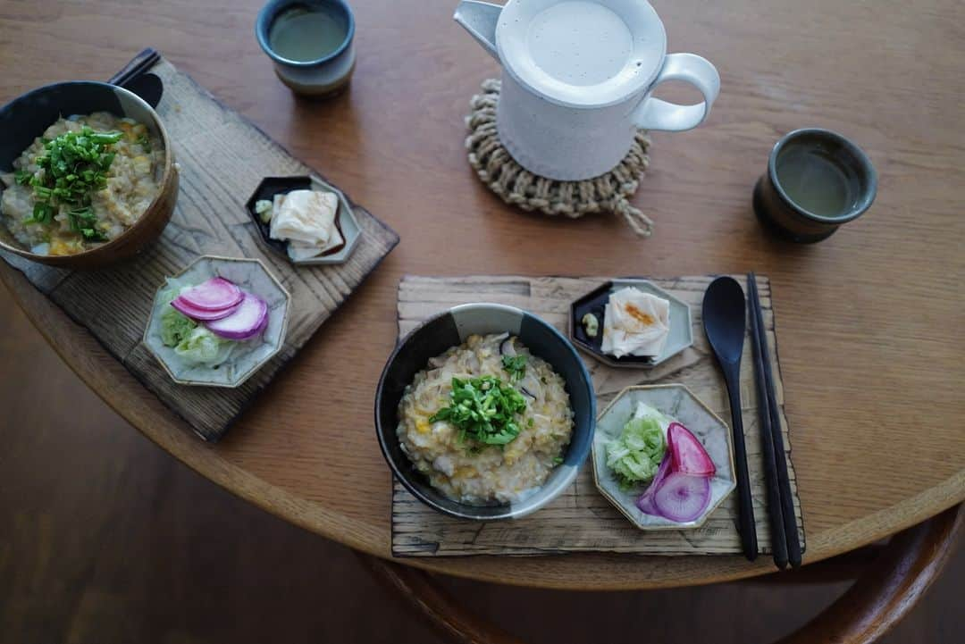 高山都のインスタグラム：「唐揚げ仕込むのに残った鶏肉とどんこ椎茸でコトコトスープ作って玄米ご飯入れたおじや。 お塩とすこしの出汁醤油でじゅうぶん美味しい。 年末年始、胃腸が疲れてきた時に玄米の優しいおじや、我が家の滋養メニューです。 今日は浅漬けの野菜と湯葉のお刺身と。  #みやれゴハン #boncobachi」