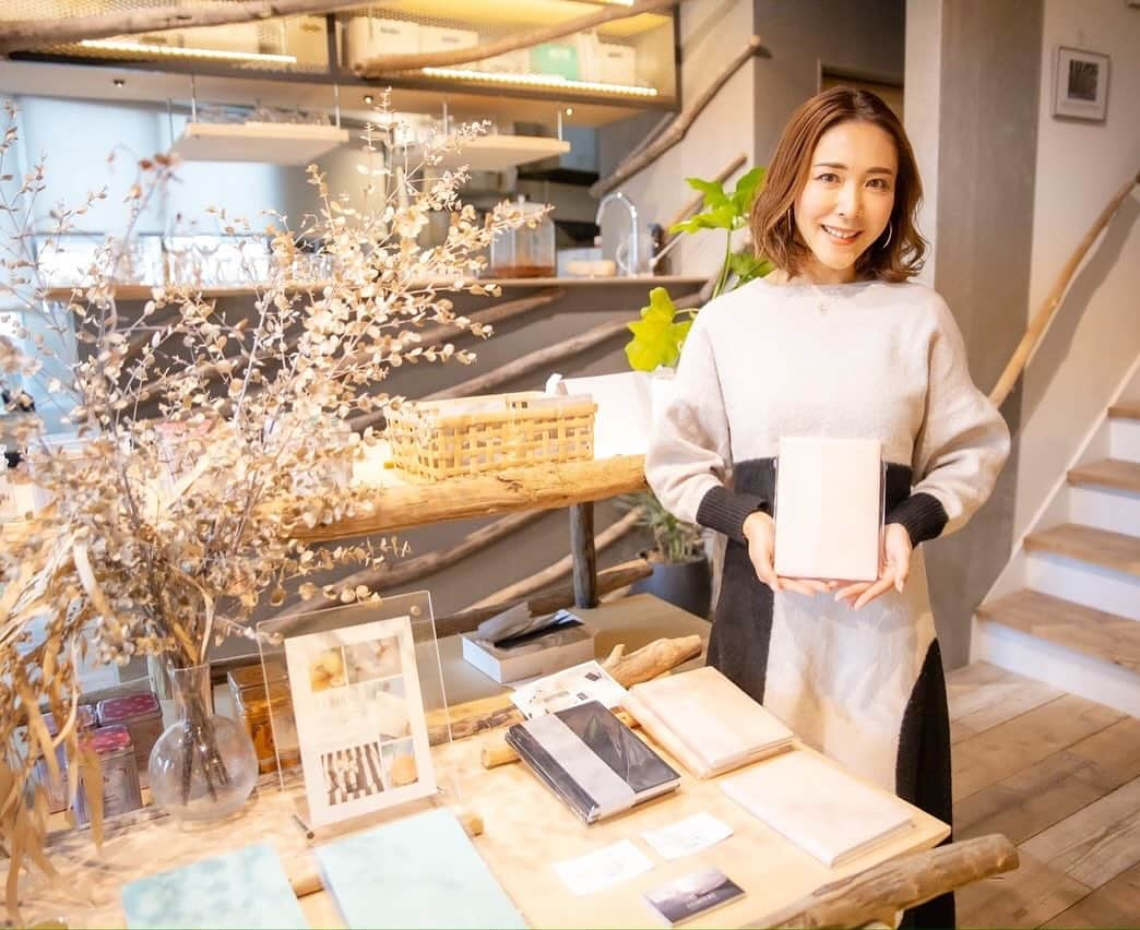 長谷川朋美さんのインスタグラム写真 - (長谷川朋美Instagram)「12月6日〜17日まで蔵前のKAWA KITCHENにてエシカルPOP UPに出展しています❤️ @kawakitchen.jp   弊社LUMIEREからは以下の商品の販売を♪  ・クリエイティブライフダイアリー ・セルフミーティングノート ・ローズクォーツ入りバーム @lumiereselection    12月8日は私も2時間ほど 店頭に立たせていただきましたが たくさんの方に足をお運びいただき 本当にありがとうございました🥰  リバーサイドでスカイツリーが一望の場所✨  こちら隈研吾さんが手掛けられていますが アップサイクルなこだわりがたくさん！  2階のカフェではveganブッダボウルと どら焼きを食べましたが とても美味しかったです✨  お買い物ついでに是非ゆっくり カフェをしていってくださいね🌈  【詳細】 12月6日（水曜）～12月17日（日曜）   KAWA KITCHEN１階にて    東京都台東区蔵前２-10-11   アクセス 都営大江戸線蔵前駅Ａ７出口より徒歩約3分 都営浅草線蔵前駅Ａ２出口より徒歩約5分 電話番号 050-8884-9950     営業時間 水、木: 11:00～18:00  （料理L.O. 16:30 ドリンクL.O. 16:30）    金: 11:00～21:00  （料理L.O. 16:30 ドリンクL.O. 16:30）    土: 10:00～21:00  （料理L.O. 20:00 ドリンクL.O. 20:30）    日: 10:00～18:00  （料理L.O. 16:30 ドリンクL.O. 16:30） 定休日　月、火  ⁡ 今回のPOP UPでは ご一緒するエシカルブランドが多数🤍   ぜひチェックしてみてください🌿   @cactus_tokyo  @yurisatojewelry  @arasalabo   ⁡ ￣￣￣￣￣￣￣￣￣￣￣￣￣￣￣￣￣￣￣ 自分と丁寧に向き合うセルフケア . 🌟LUMIERE SELECTION🌟 （ルミエールセレクション） http://lumiere-selection.com/ @lumiereselection  ￣￣￣￣￣￣￣￣￣￣￣￣￣￣￣  #蔵前カフェ #エシカルストア #エシカル #サスティナブル #クリエイティブライフダイアリー #クリエイティブライフダイアリー2024 #自分と向き合う #セルフミーティング #CREATIVELIFEDIARY #CREATIVELIFEDIARY2024  #長谷川エレナ朋美」12月12日 10時53分 - hasegawa.elena.tomomi