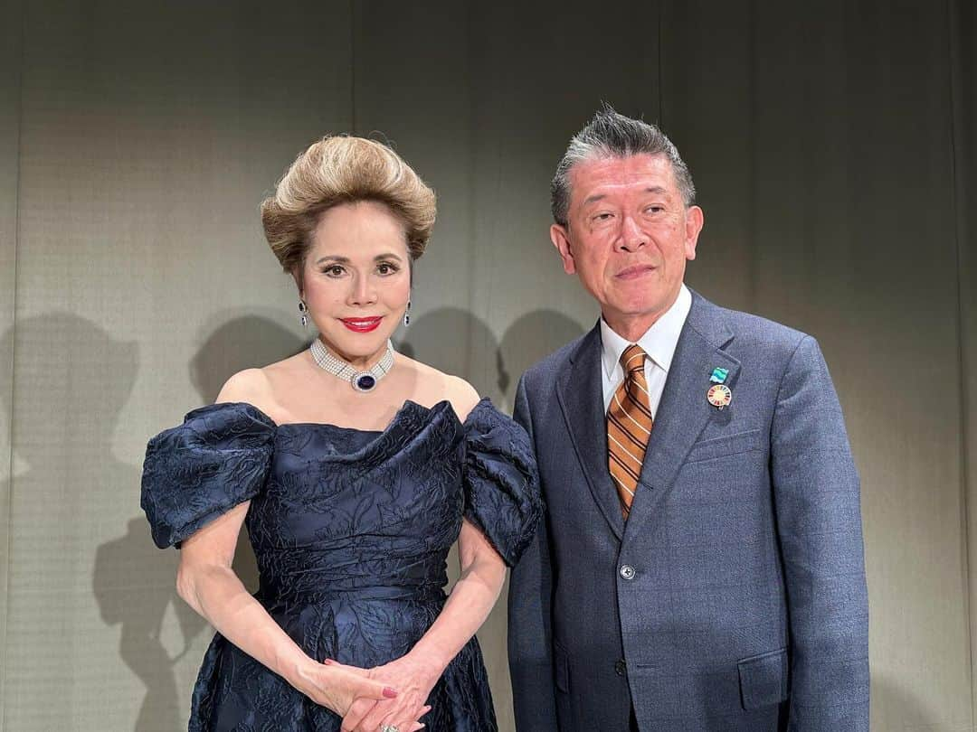 デヴィ・スカルノのインスタグラム：「岐阜県垂井町 教育委員会が 主催する、 『令和5年度 垂井町文化講演会』が、 垂井町文化会館 大ホールで 開催。 立派な 胡蝶蘭の横で、 講演会を。 この日も 会場は満員御礼。 約800名の お客さまに お越しいただきました。 皆さま、 いつも、 本当にありがとう ございます  地方の皆さまの 温かい 応援が、 私の 励みになります。 今後も、 地方での 講演会の予定が 盛りだくさんです。 お近くの皆さまは 是非、 お越しください。 皆さまに、 お会いできる機会を 楽しみにして おります♪♪♪」