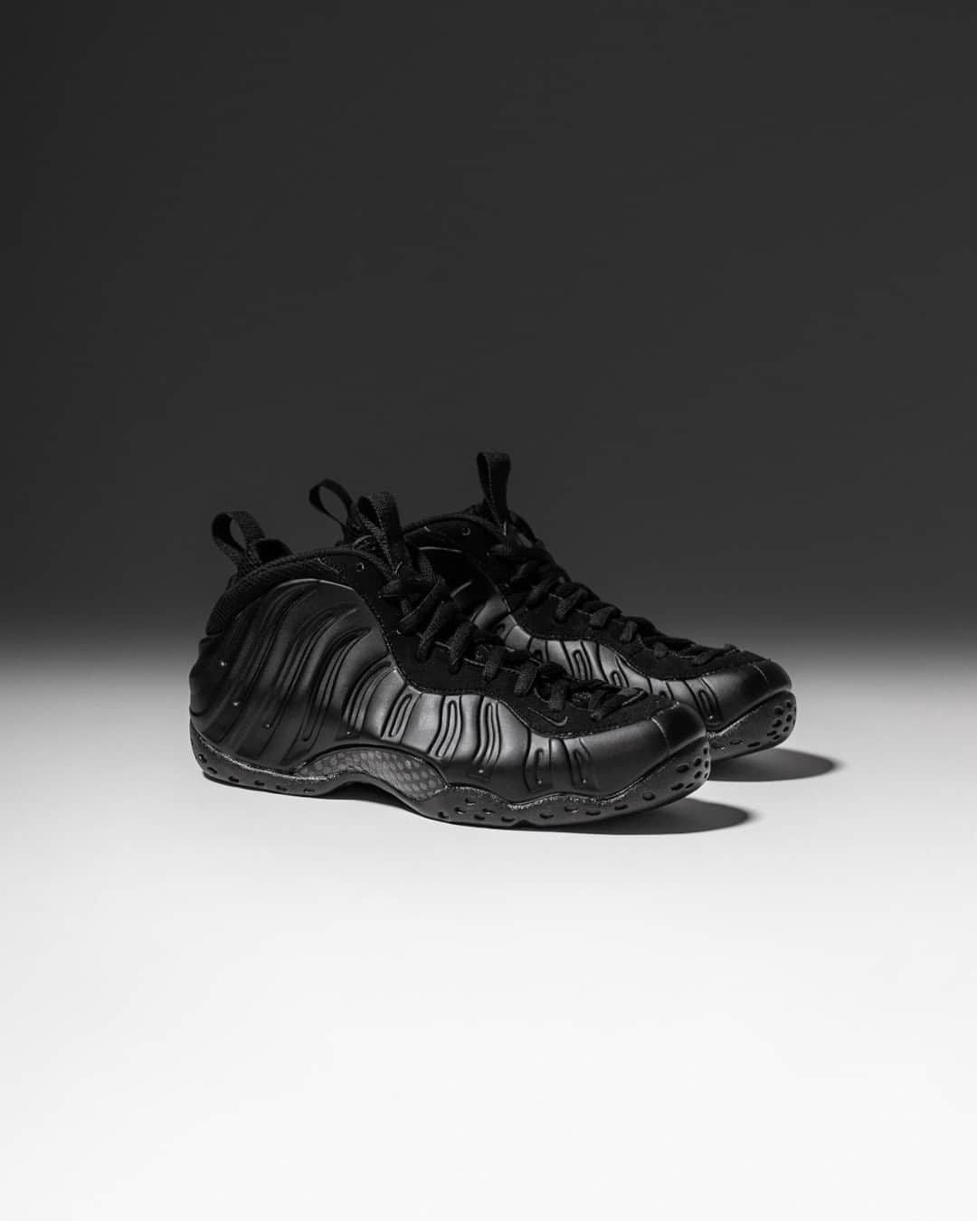 Sneaker Newsさんのインスタグラム写真 - (Sneaker NewsInstagram)「The Nike Air Foamposite One "Anthracite" returns tomorrow, December 12th. The third-time retro arrives in sizing for Adults, Kids, and Toddlers.⁠ ⁠ Visit the LINK IN BIO for full details.」12月12日 11時00分 - sneakernews