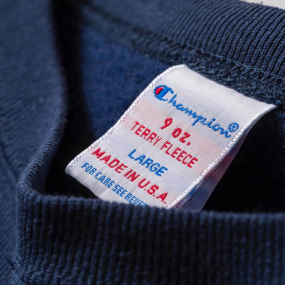 Champion Japanさんのインスタグラム写真 - (Champion JapanInstagram)「【MADE IN USA】  往年のデザインを現代に復刻！ 1990年代に一世を風靡したチャンピオンのクラシックフリースをベースに開発された「9oz. Terry Fleece」シリーズより、クルーネックスウェットシャツをご紹介します♪  快適な肌触りに加え、ネック部分にVガゼットを入れることでスムーズな着脱を実現。3シーズン着用できるユーティリティアイテムとして活躍してくれそうな一枚です。  2023FWは新色として、バーガンディーが仲間入り。同素材のスウェットパンツと着まわしてセットアップスタイルをお楽しみいただけます！  ■Item：Crew Neck Sweatshirt ■Number：C5-P001 ■Color：ネイビー, ホワイト,オックスフォードグレー, ブラック,バーガンディー ■Size：S,M, L, XL ■Price：￥17,600  #Champion #チャンピオン #23FW #Casual #カジュアル #カジュアルスタイル #カジュアルコーデ #スウェット #クルーネック #スウェット #スウェットシャツ #冬ファッション #冬コーデ #セットアップ #アメリカ製」12月12日 11時00分 - champion_japan